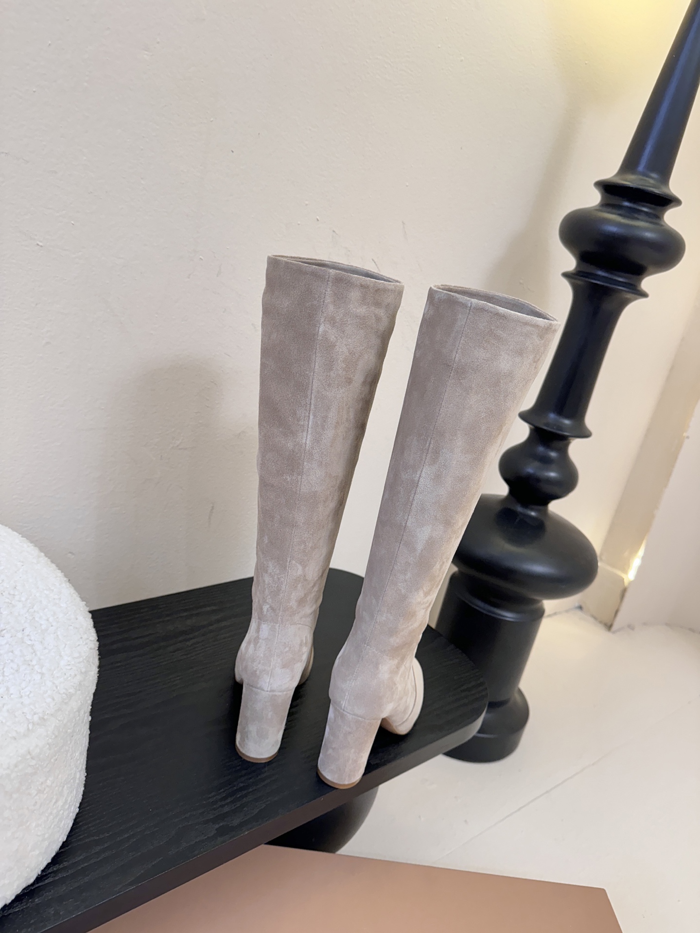 Gianvito Ross*复古麂皮低粗跟堆堆靴采用绒面革材质，质感细腻，呈现出高级的哑光效果，且不同颜