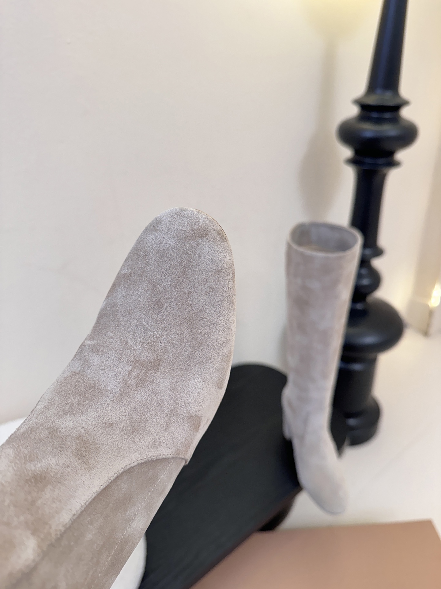 Gianvito Ross*复古麂皮低粗跟堆堆靴采用绒面革材质，质感细腻，呈现出高级的哑光效果，且不同颜