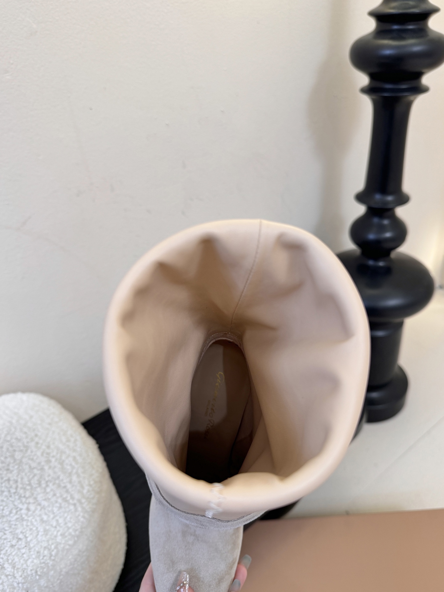 Gianvito Ross*复古麂皮低粗跟堆堆靴采用绒面革材质，质感细腻，呈现出高级的哑光效果，且不同颜