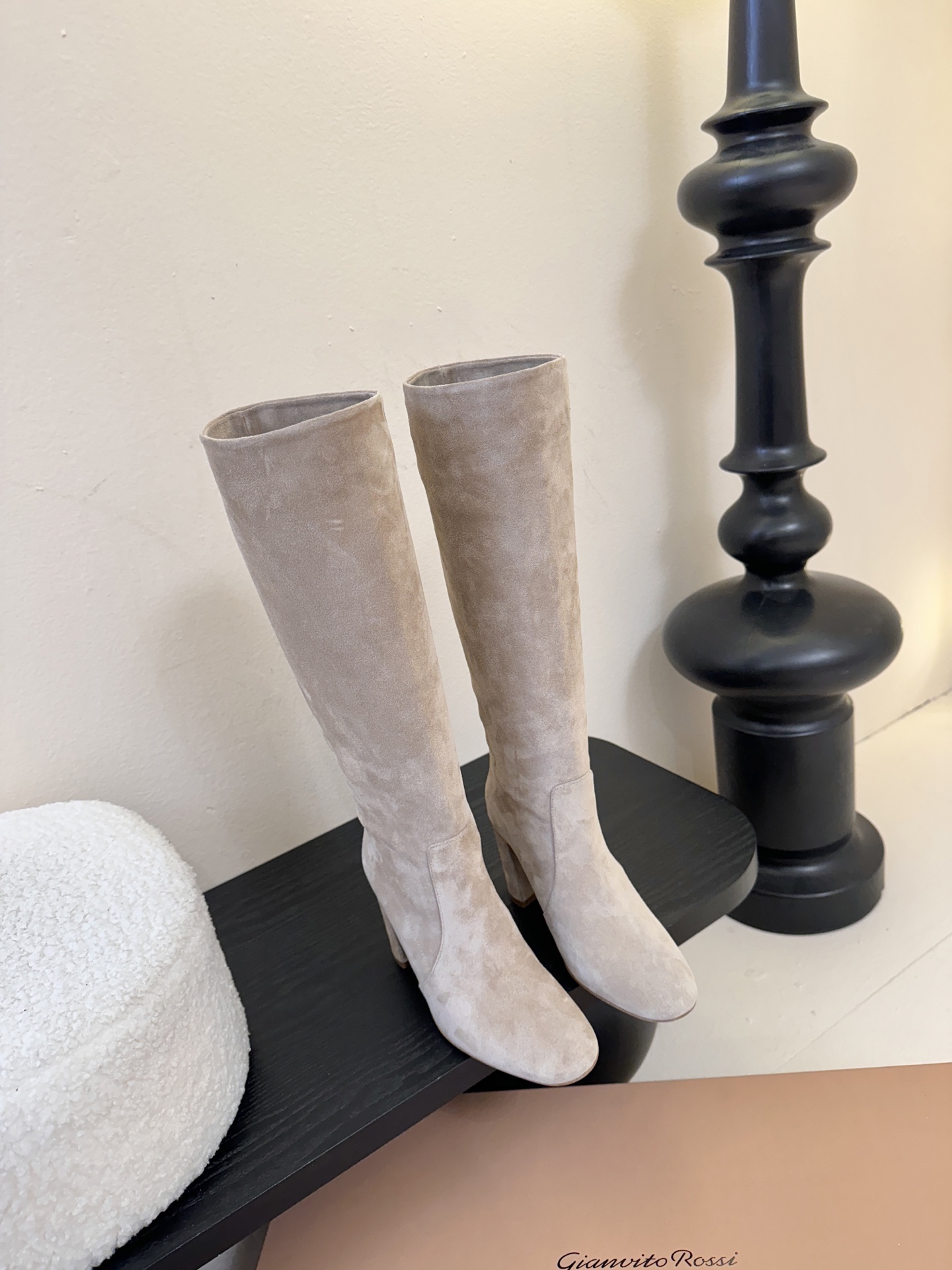 NO:577393,Gianvito Ross* retro suede low thick heel pile boots are made of suede material with fine texture and a high-end matte effect, and the different colors of suede are very textured both visually and tactilely. The high-heeled boots have a higher shaft, which can well modify the leg lines; the heel is designed with a thick heel, which combines stability and fashion, which not only enhances the aura but also ensures walking comfort.  The toe is designed with a square toe, which is simple and elegant, in line with the current fashion trend, and can also accommodate different foot types; the overall design is simple and neat, without too many complicated decorations, highlighting the classic and elegant style, and is easy to match with various clothing, whether it is a skirt or trousers, it can show good fashion taste. The upper is made of calf suede, the inner lining is single-lined, and the outsole is injected with genuine leather and increased by 6cm.  Size 35-40 (custom order of 40 cannot be returned or exchanged), boots, boots, skirts, chamois leather, Leather soles19860909Gianvito Ross*复古麂皮低粗跟堆堆靴 采用绒面革材质,质感细腻,呈现出高级的哑光效果,且不同颜色的绒面革在视觉和触觉上都极具质感.高跟长靴,靴筒较高,能够很好地修饰腿部线条；鞋跟为粗跟设计,兼具稳定性与时尚感,提升气场的同时也保证了行走的舒适度. 鞋头为方头设计,简约大气,符合当下的时尚潮流,同时也能容纳不同脚型；整体设计简约利落,没有过多繁杂的装饰,凸显出经典与优雅的风格,易于搭配各种服饰,无论是裙装还是裤装都能展现出不俗的时尚品味. 鞋面胎牛反绒 内里单里 大底真皮大底注塑 增高6cm Size35-40码（40订做不退换）,靴子,boots,skirts,chamois leather,Leather soles,Women's Shoes