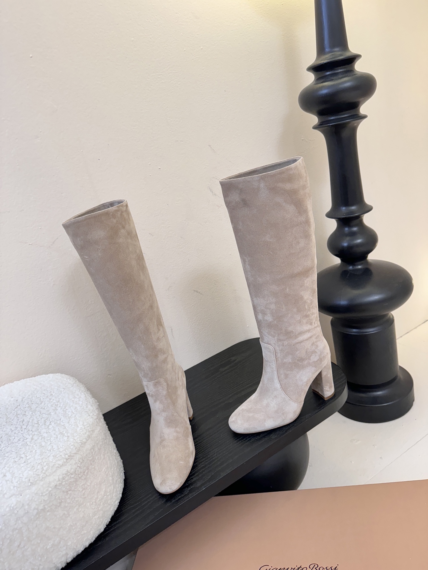 Gianvito Ross*复古麂皮低粗跟堆堆靴采用绒面革材质，质感细腻，呈现出高级的哑光效果，且不同颜