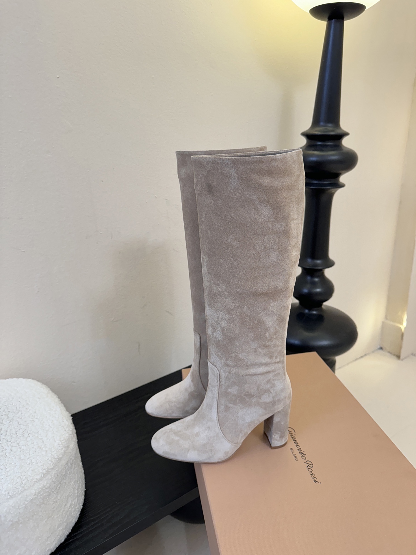 Gianvito Ross*复古麂皮低粗跟堆堆靴采用绒面革材质，质感细腻，呈现出高级的哑光效果，且不同颜