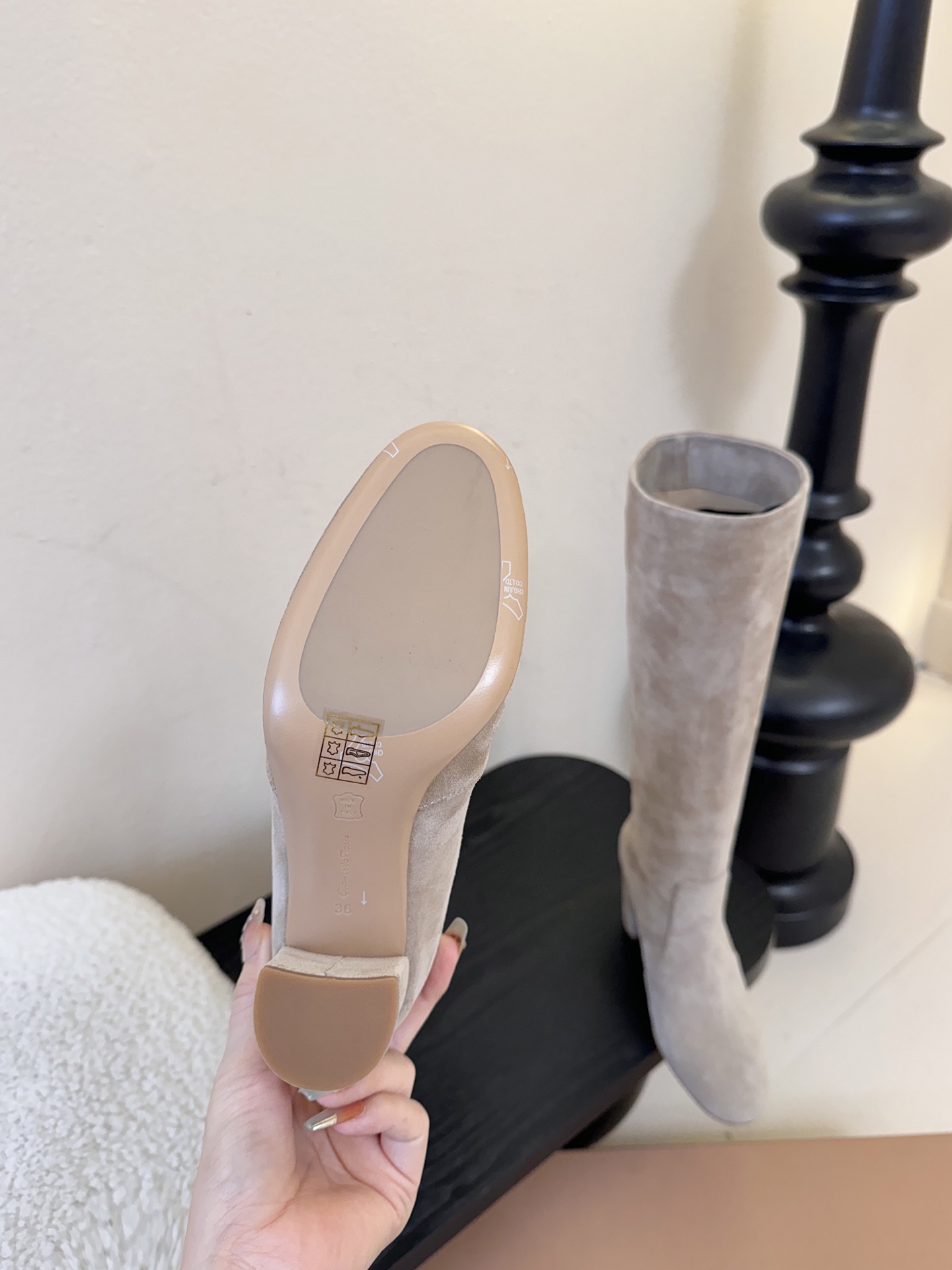 Gianvito Ross*复古麂皮低粗跟堆堆靴采用绒面革材质，质感细腻，呈现出高级的哑光效果，且不同颜