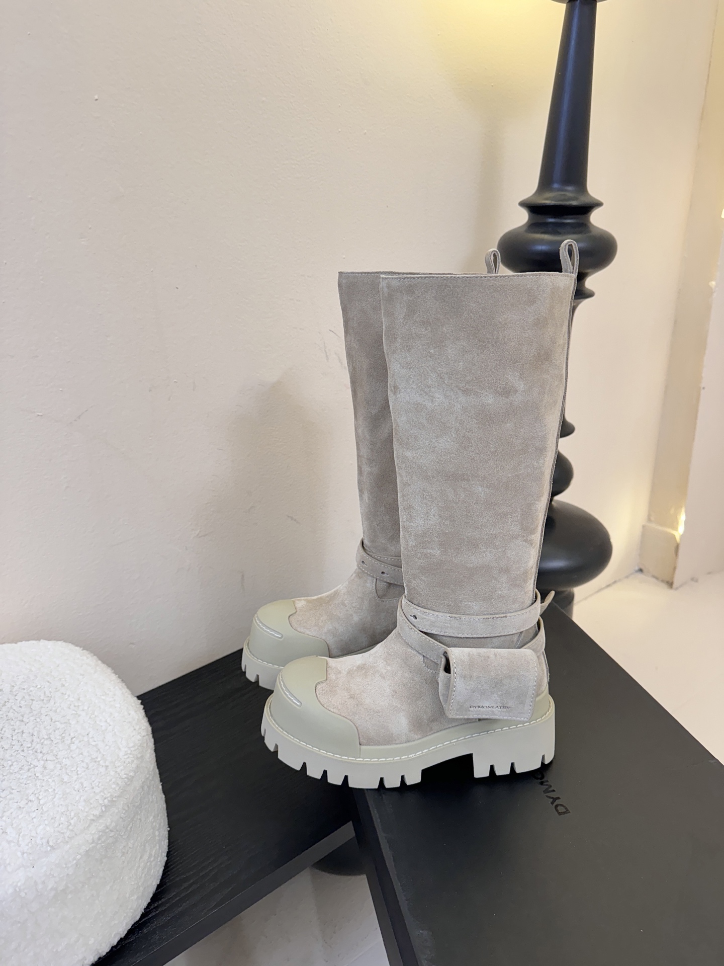 DYMONLATRY 𝟐𝟓𝐀𝐖新品这双工装靴 潮到犯规 大厚底自带拉高buff 绑带+小口袋设计超有个性