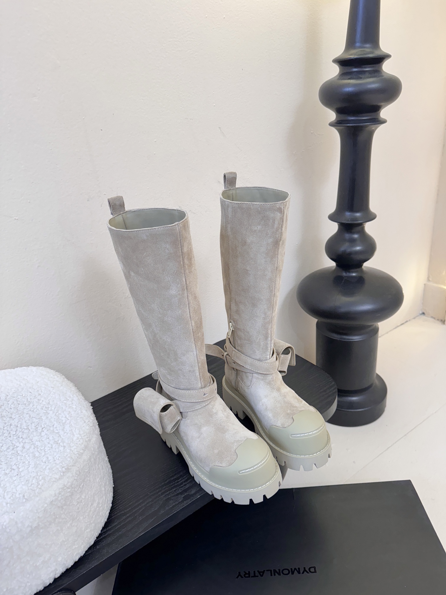 DYMONLATRY 𝟐𝟓𝐀𝐖新品这双工装靴 潮到犯规 大厚底自带拉高buff 绑带+小口袋设计超有个性