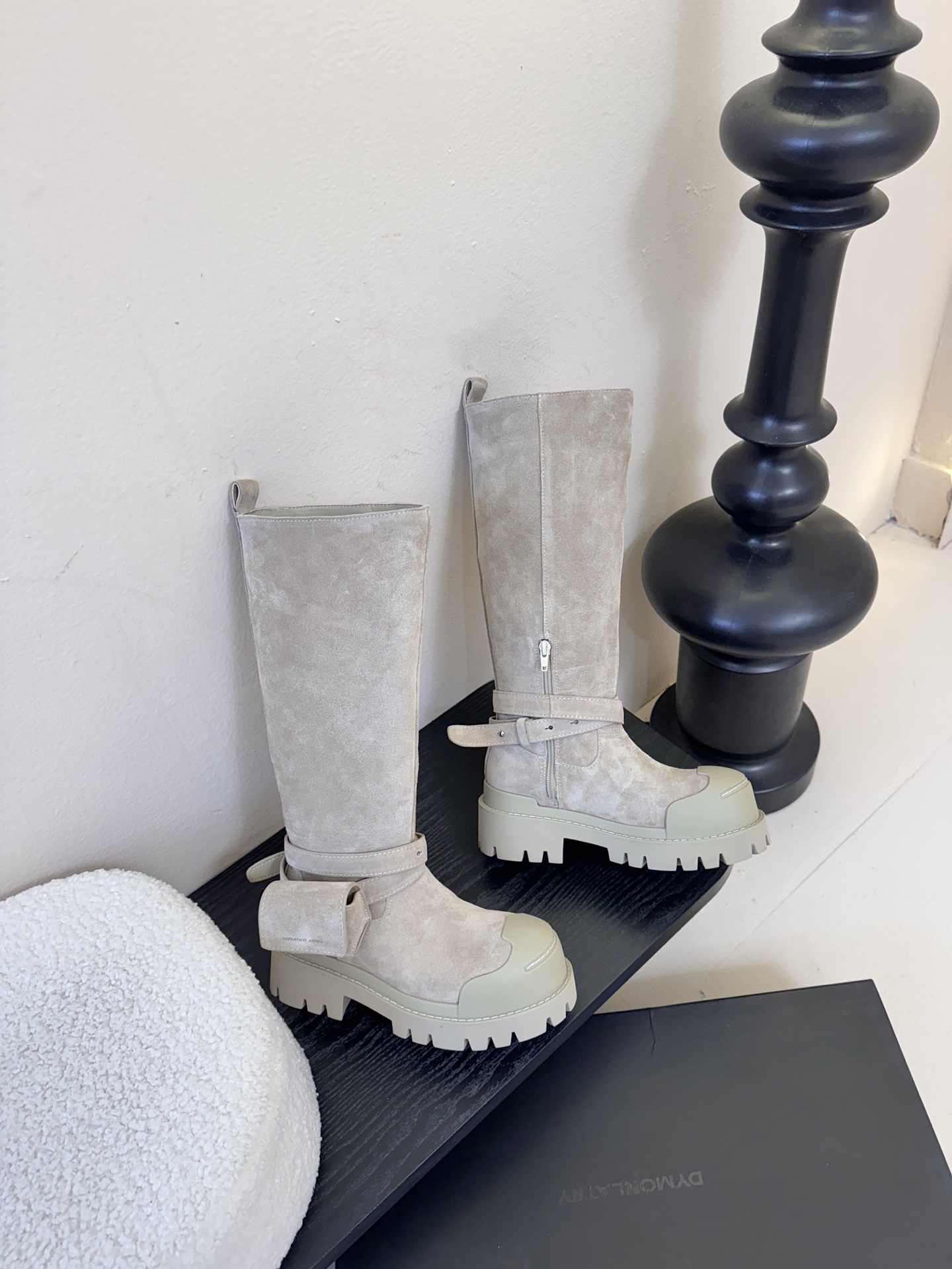 DYMONLATRY 𝟐𝟓𝐀𝐖新品这双工装靴 潮到犯规 大厚底自带拉高buff 绑带+小口袋设计超有个性