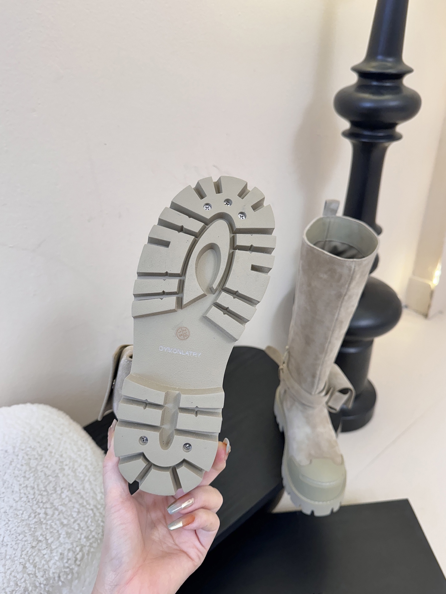 DYMONLATRY 𝟐𝟓𝐀𝐖新品这双工装靴 潮到犯规 大厚底自带拉高buff 绑带+小口袋设计超有个性