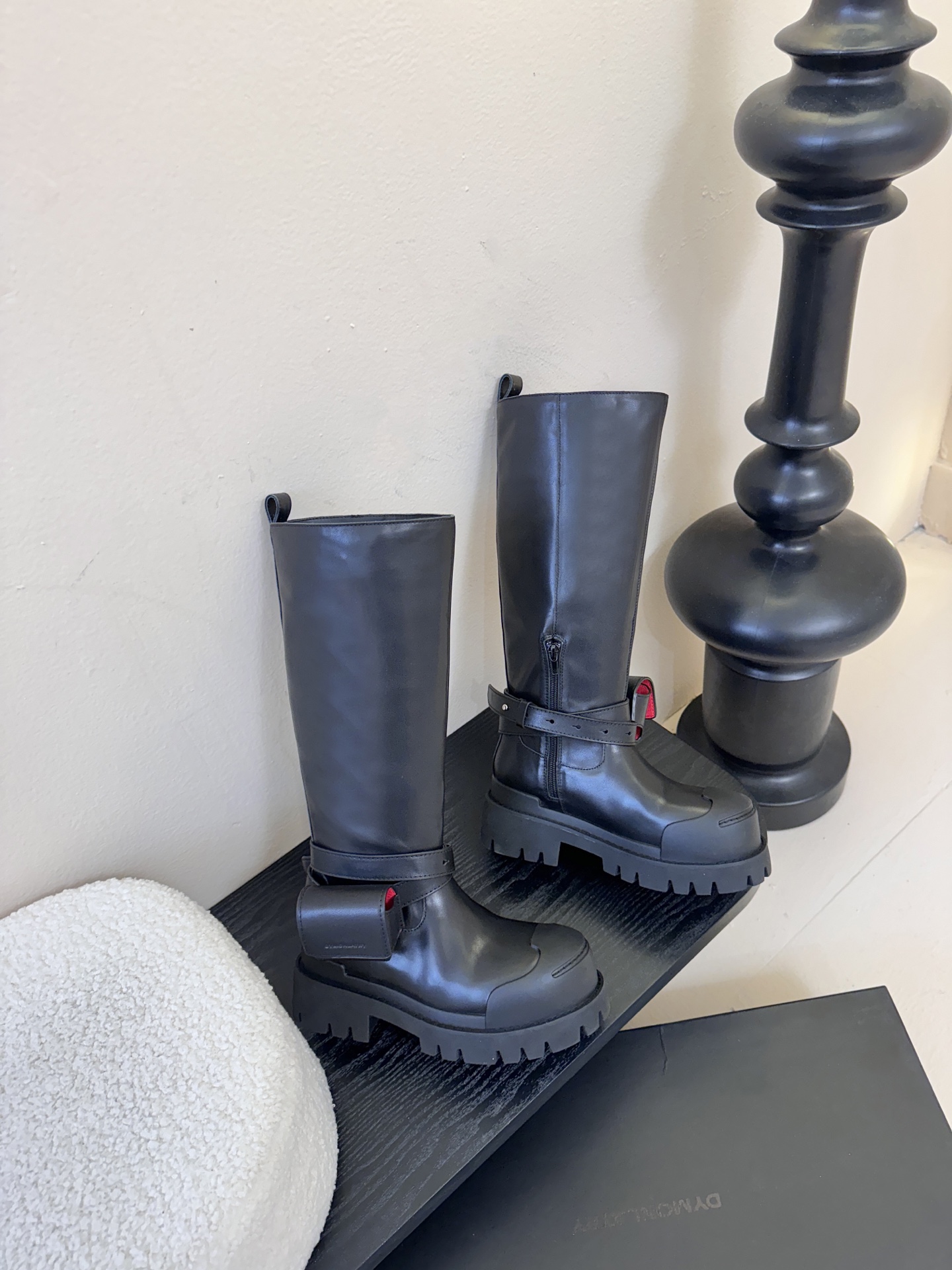 DYMONLATRY 𝟐𝟓𝐀𝐖新品这双工装靴 潮到犯规 大厚底自带拉高buff 绑带+小口袋设计超有个性