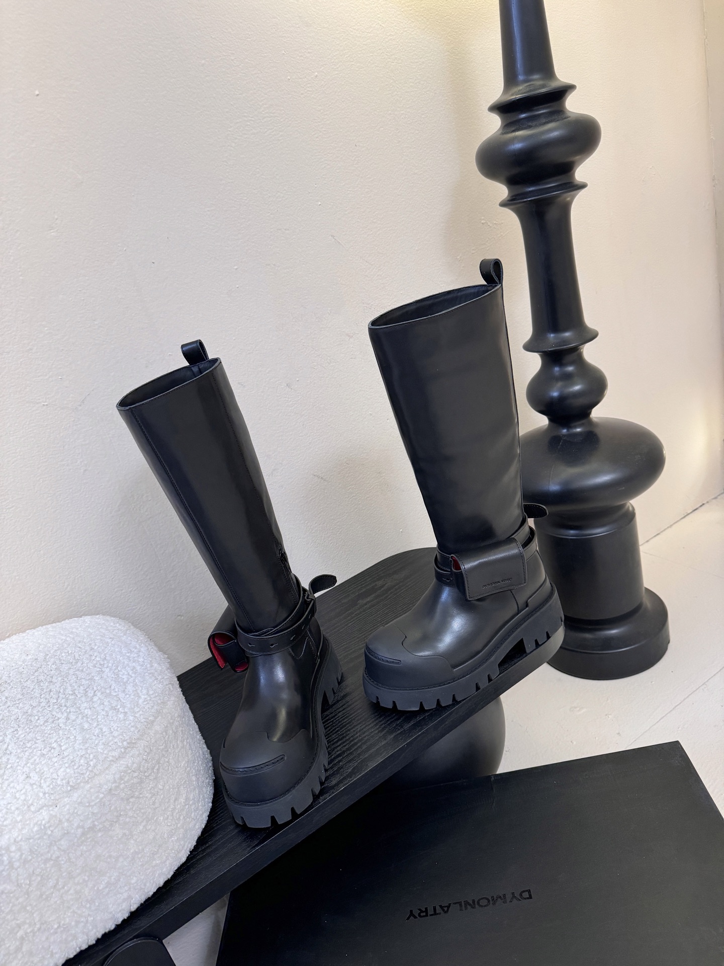 DYMONLATRY 𝟐𝟓𝐀𝐖新品这双工装靴 潮到犯规 大厚底自带拉高buff 绑带+小口袋设计超有个性