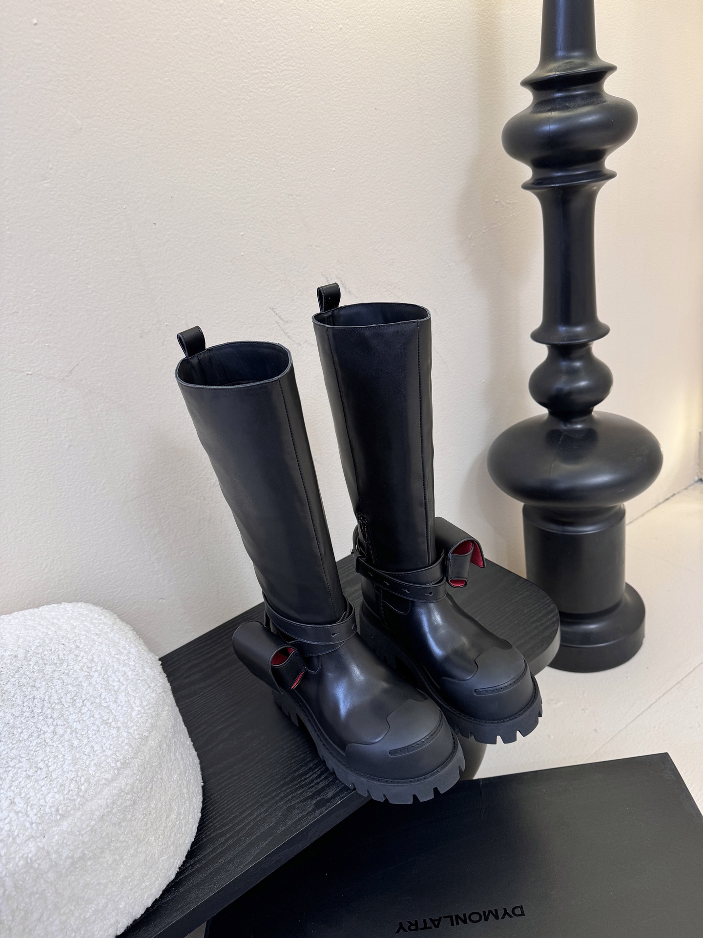 NO:577343,DYMONLATRY new product, this pair of work boots is so trendy that it has a large thick sole with built-in heightening buff. The strap + small pocket design is very personalized. You can slay directly when you put it on. The cool girl rushes with her eyes closed ~ The upper is imported cowhide and suede. The lining is imported cowhide. The original molded outsole is 35-39 (40% fixed), boots, boots, cowhide, chamois leather19860909DYMONLATRY 新品 这双工装靴 潮到犯规 大厚底自带拉高buff 绑带+小口袋设计超有个性 穿上直接slay全场 酷girl闭眼冲～ 鞋面进口牛皮.麂皮 内里进口牛皮 原版开模大底 35-39（40定）,靴子,boots,cowhide,chamois leather,Women's Shoes