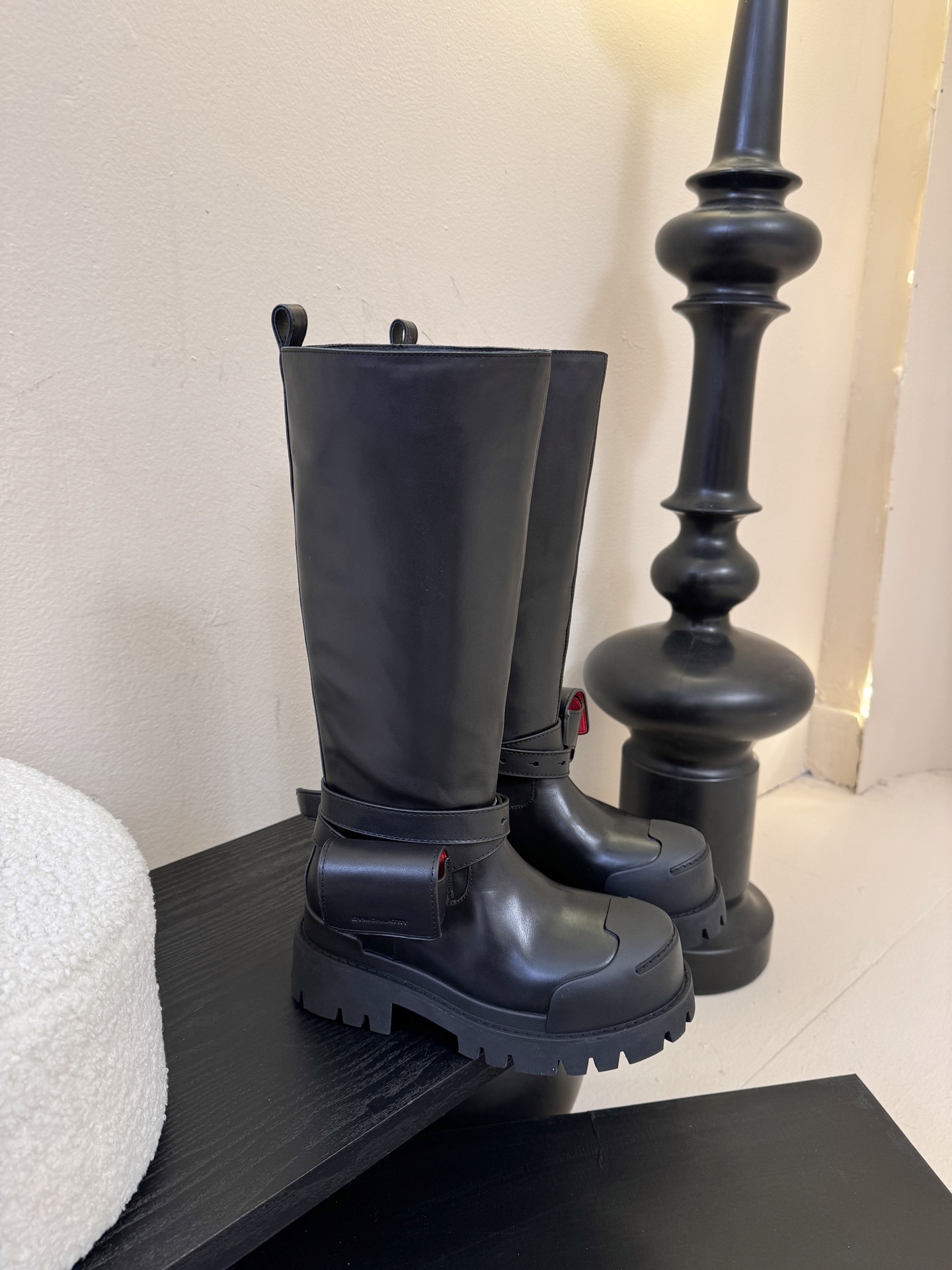 DYMONLATRY 𝟐𝟓𝐀𝐖新品这双工装靴 潮到犯规 大厚底自带拉高buff 绑带+小口袋设计超有个性