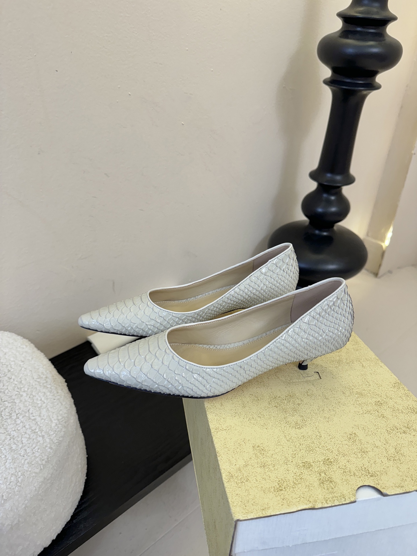 The row26春夏法式复古简易蛇纹尖头猫跟高跟单鞋！复古气质女王 整个鞋型简约大气，很干净利落又好搭