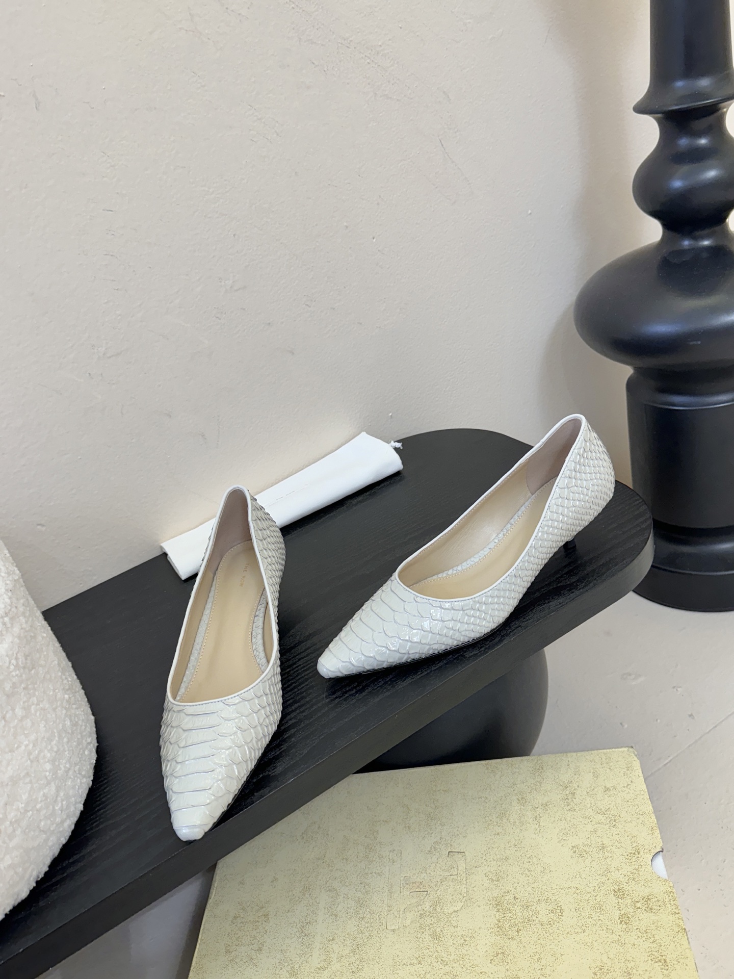 The row26春夏法式复古简易蛇纹尖头猫跟高跟单鞋！复古气质女王 整个鞋型简约大气，很干净利落又好搭