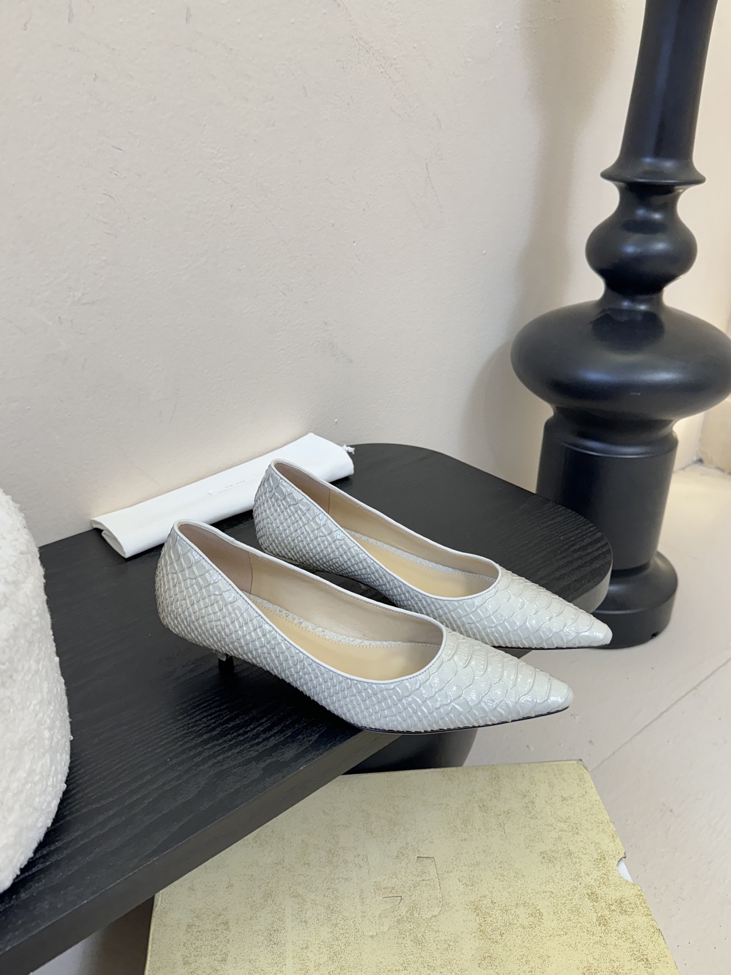 The row26春夏法式复古简易蛇纹尖头猫跟高跟单鞋！复古气质女王 整个鞋型简约大气，很干净利落又好搭