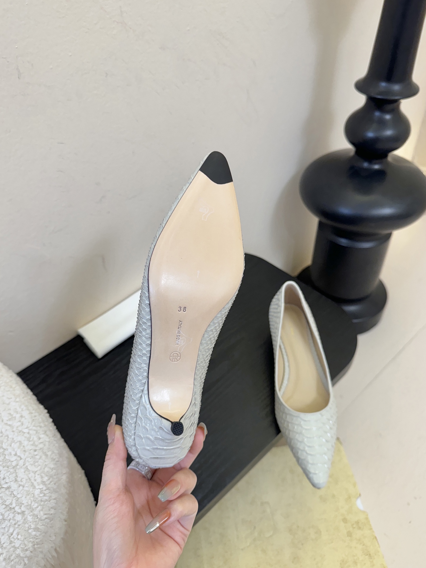 The row26春夏法式复古简易蛇纹尖头猫跟高跟单鞋！复古气质女王 整个鞋型简约大气，很干净利落又好搭