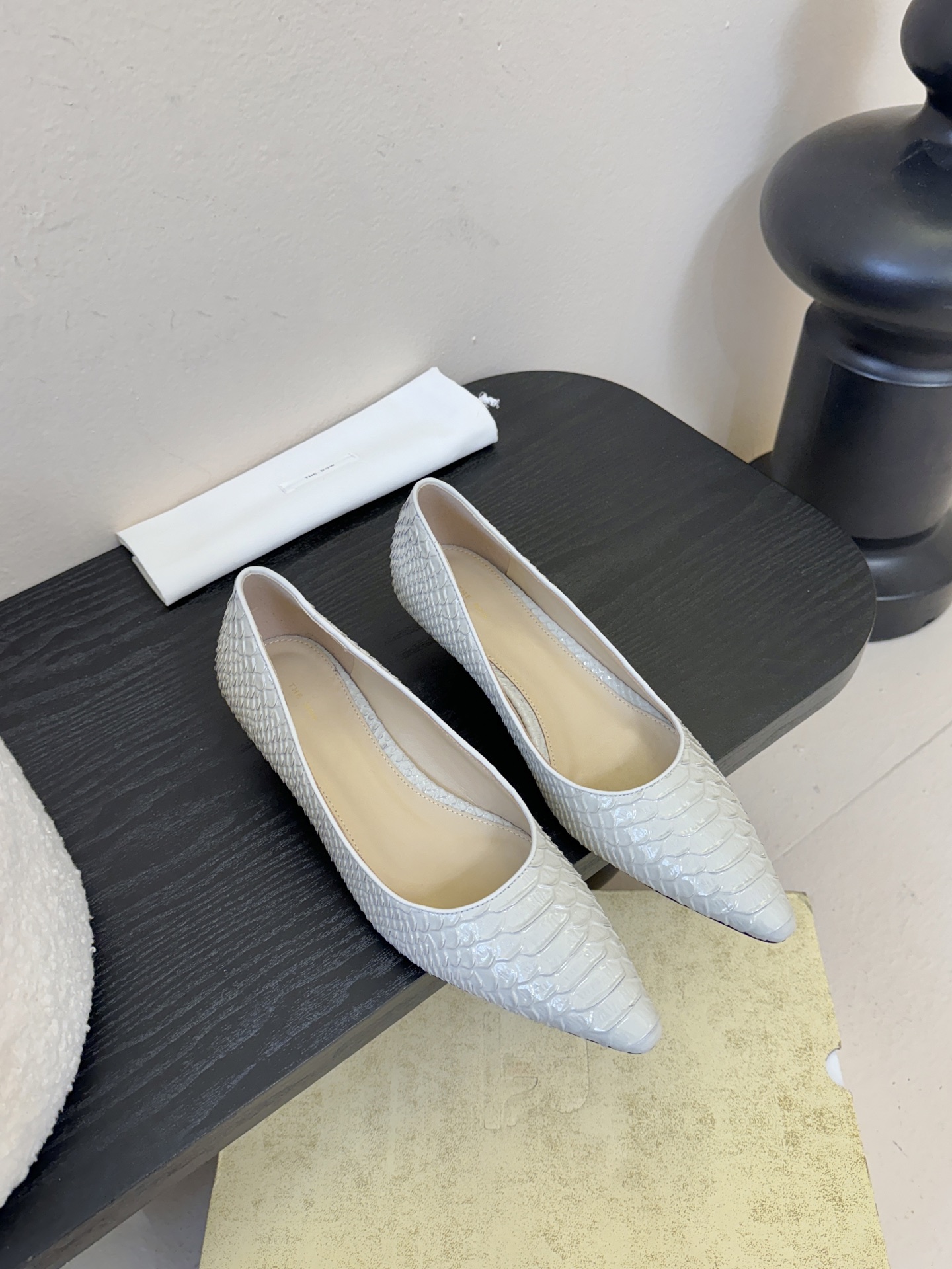 The row26春夏法式复古简易蛇纹尖头猫跟高跟单鞋！复古气质女王 整个鞋型简约大气，很干净利落又好搭