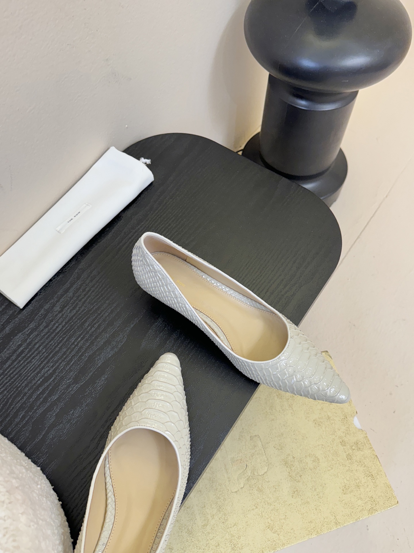 The row26春夏法式复古简易蛇纹尖头猫跟高跟单鞋！复古气质女王 整个鞋型简约大气，很干净利落又好搭