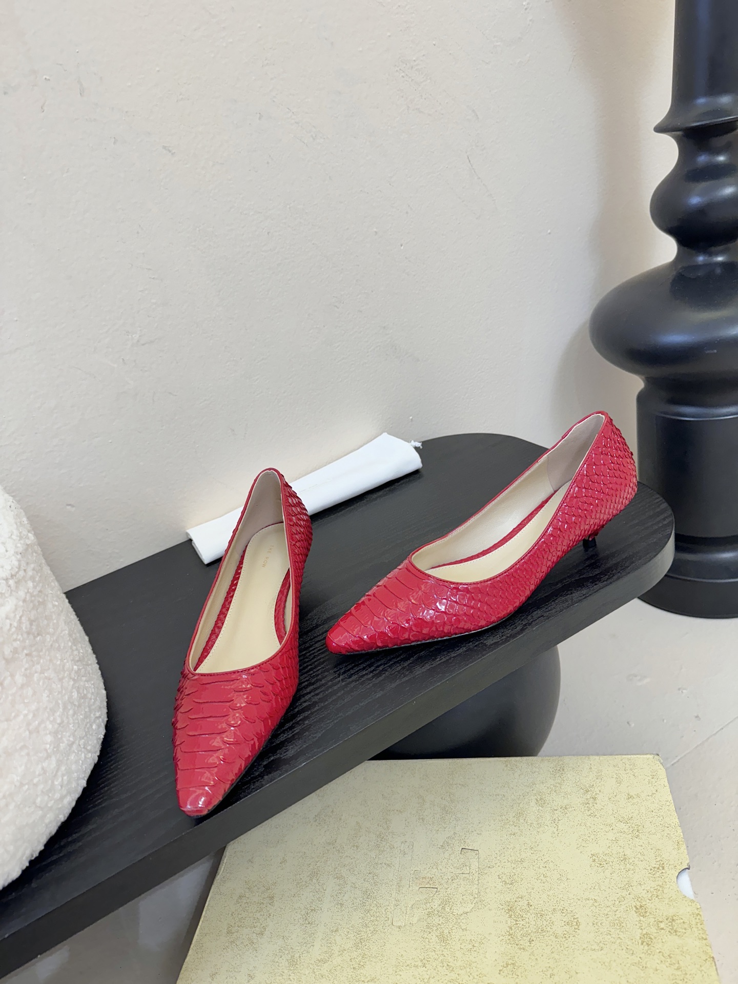 The row26春夏法式复古简易蛇纹尖头猫跟高跟单鞋！复古气质女王 整个鞋型简约大气，很干净利落又好搭