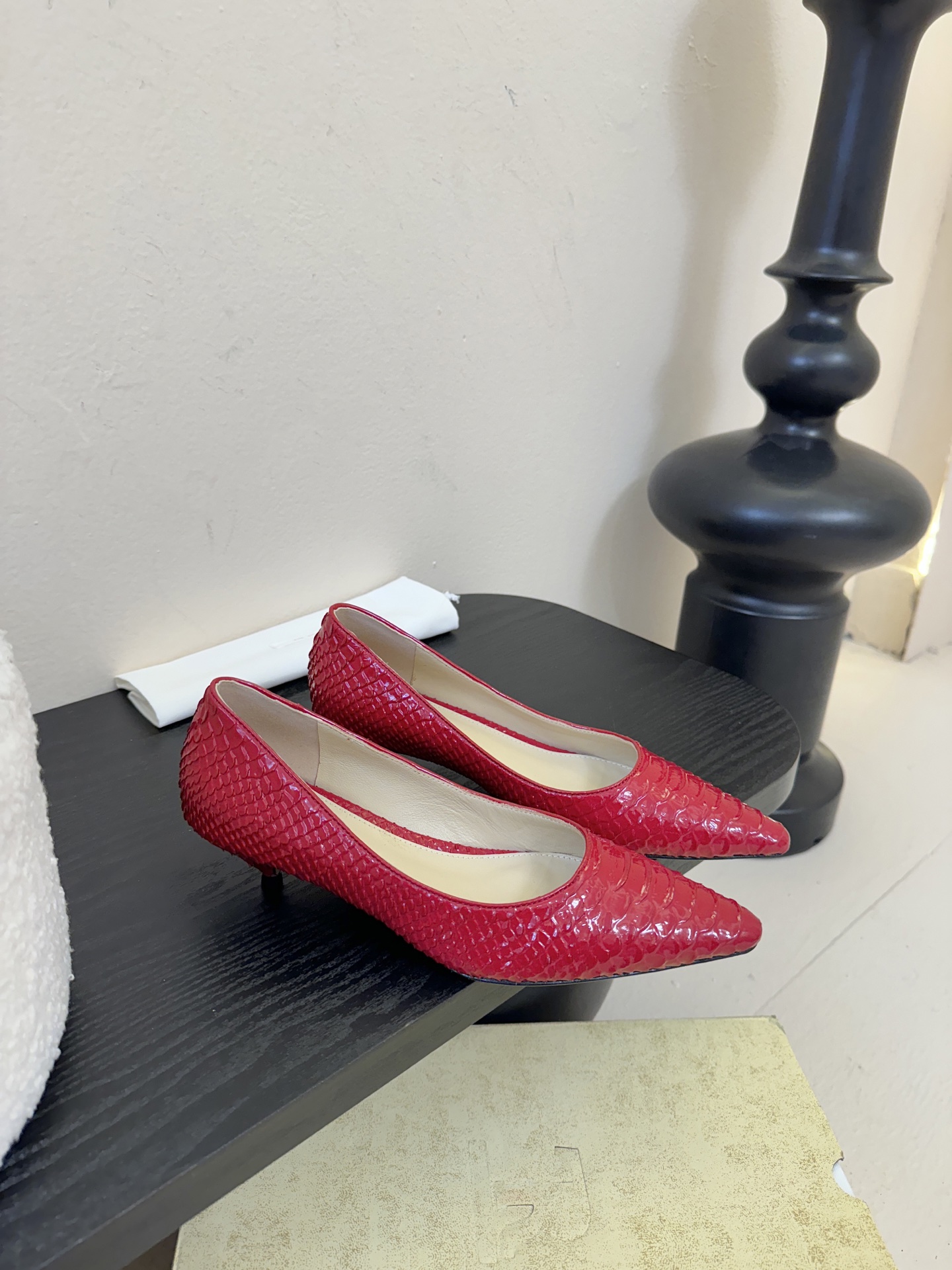 The row26春夏法式复古简易蛇纹尖头猫跟高跟单鞋！复古气质女王 整个鞋型简约大气，很干净利落又好搭