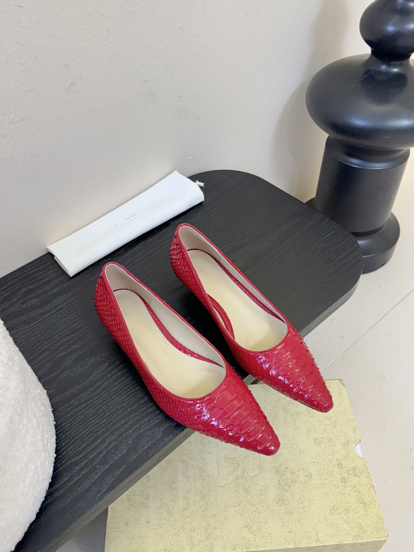 The row26春夏法式复古简易蛇纹尖头猫跟高跟单鞋！复古气质女王 整个鞋型简约大气，很干净利落又好搭