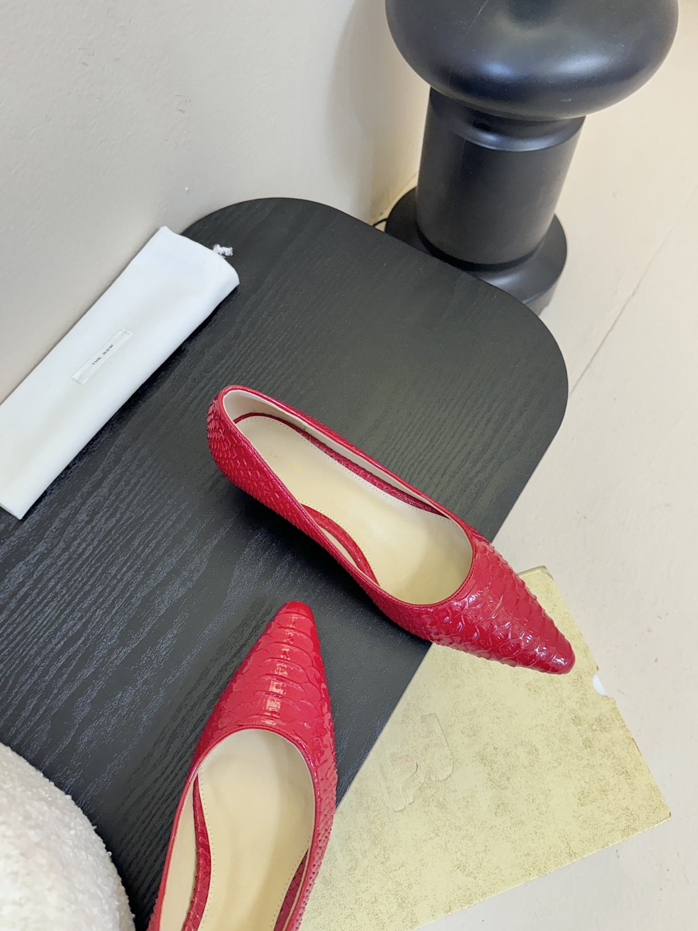 The row26春夏法式复古简易蛇纹尖头猫跟高跟单鞋！复古气质女王 整个鞋型简约大气，很干净利落又好搭