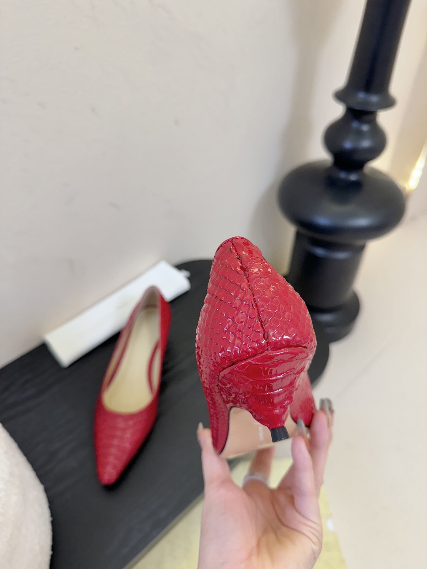 The row26春夏法式复古简易蛇纹尖头猫跟高跟单鞋！复古气质女王 整个鞋型简约大气，很干净利落又好搭