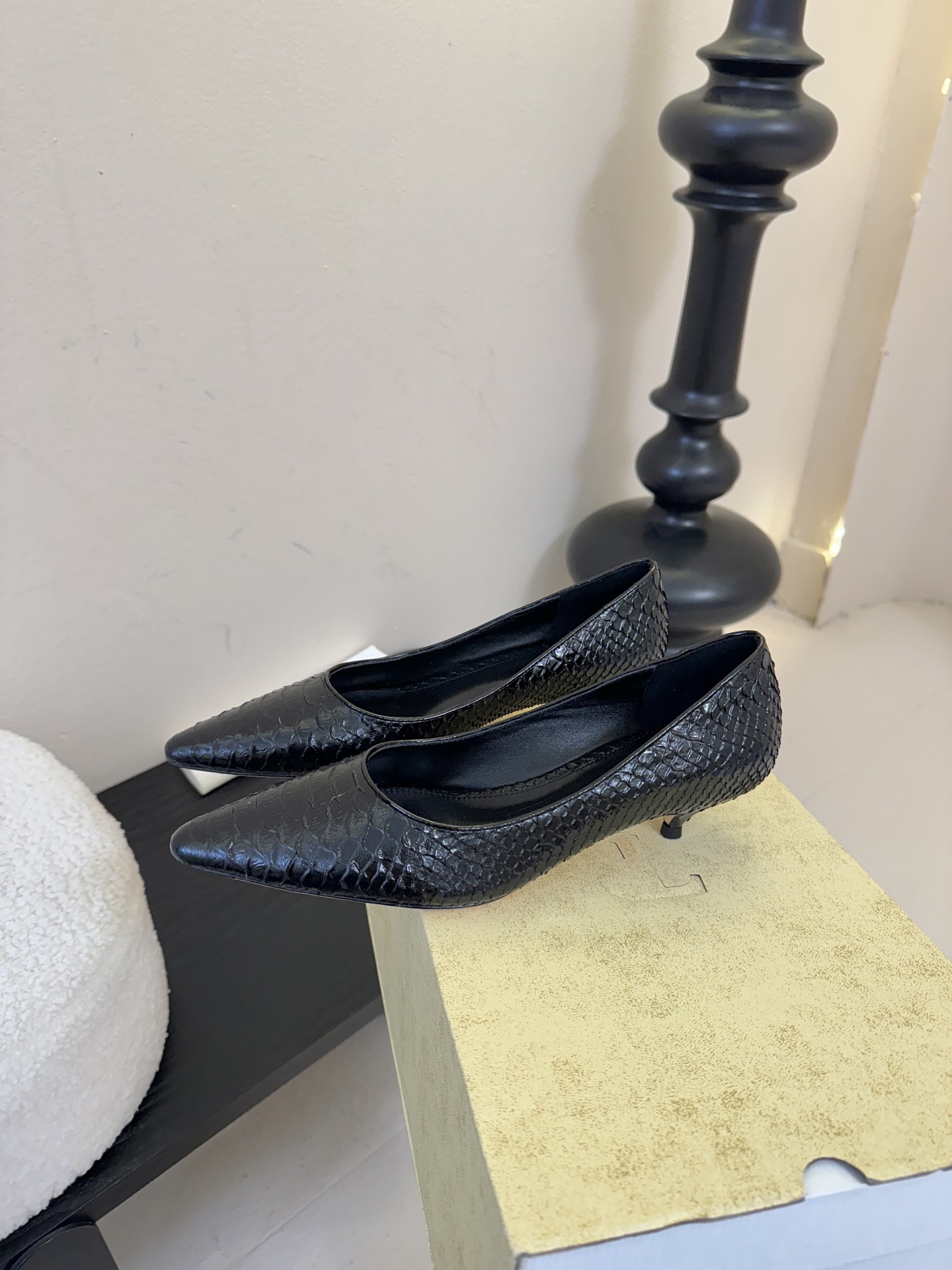 The row26春夏法式复古简易蛇纹尖头猫跟高跟单鞋！复古气质女王 整个鞋型简约大气，很干净利落又好搭