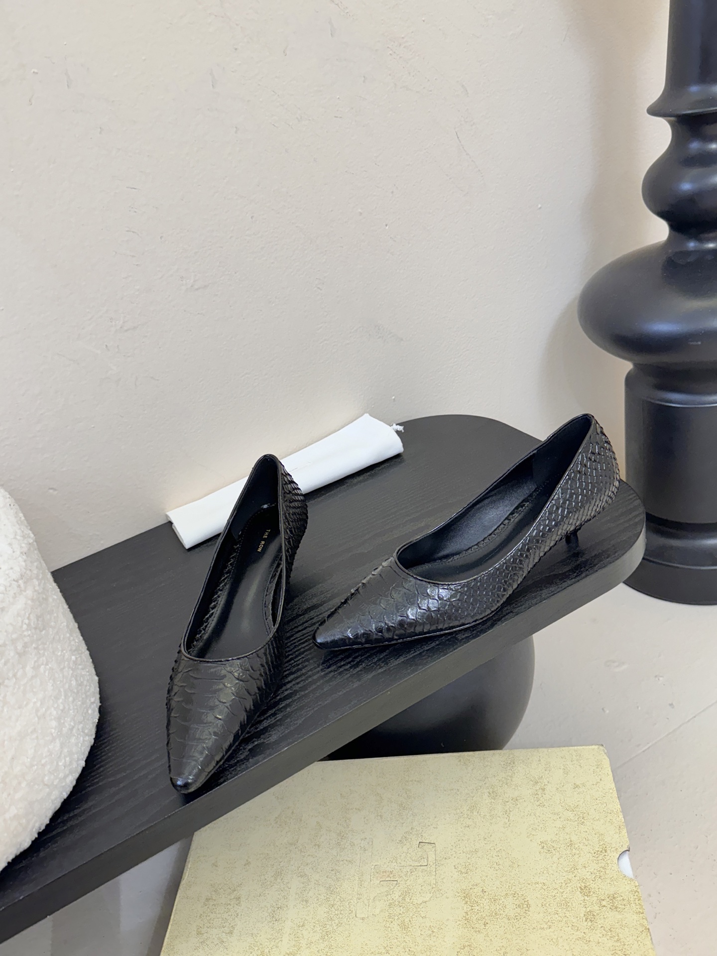 The row26春夏法式复古简易蛇纹尖头猫跟高跟单鞋！复古气质女王 整个鞋型简约大气，很干净利落又好搭