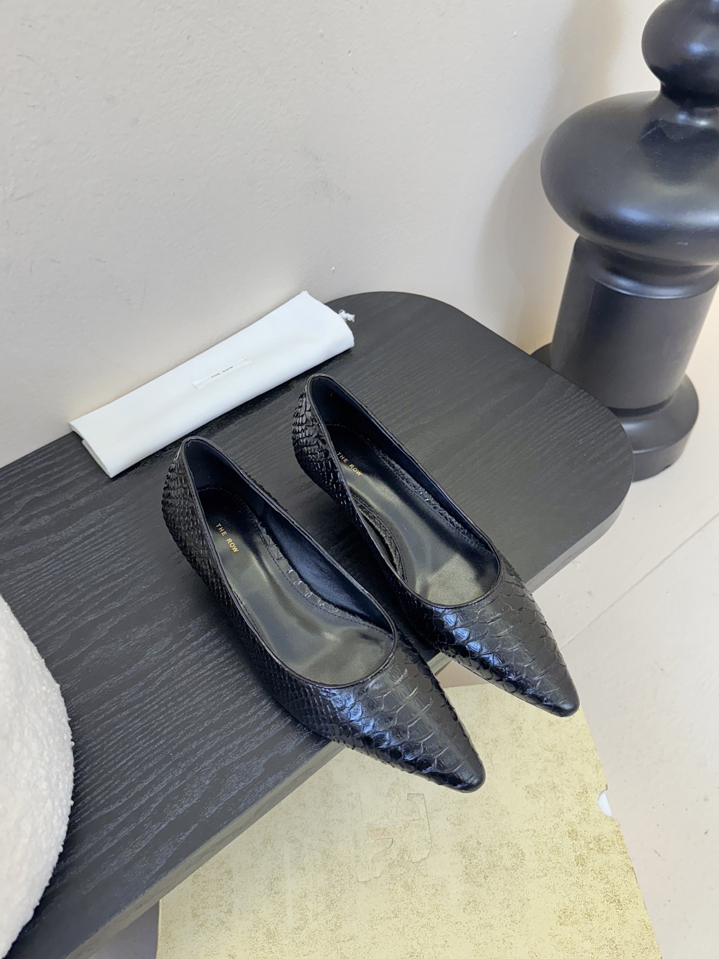 The row26春夏法式复古简易蛇纹尖头猫跟高跟单鞋！复古气质女王 整个鞋型简约大气，很干净利落又好搭