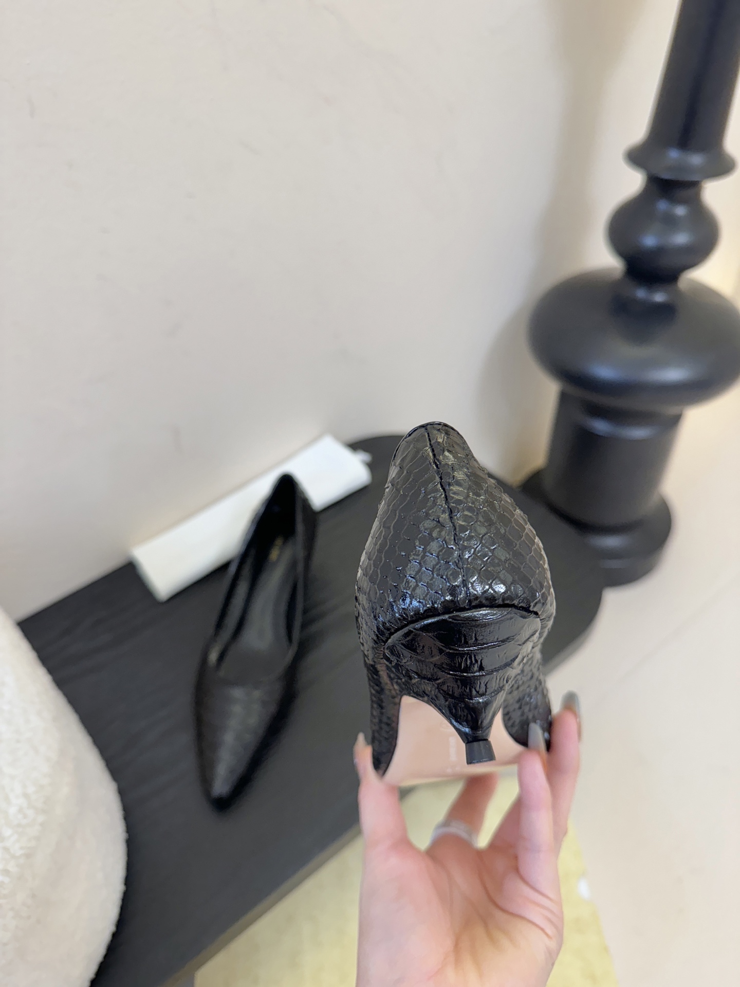 The row26春夏法式复古简易蛇纹尖头猫跟高跟单鞋！复古气质女王 整个鞋型简约大气，很干净利落又好搭