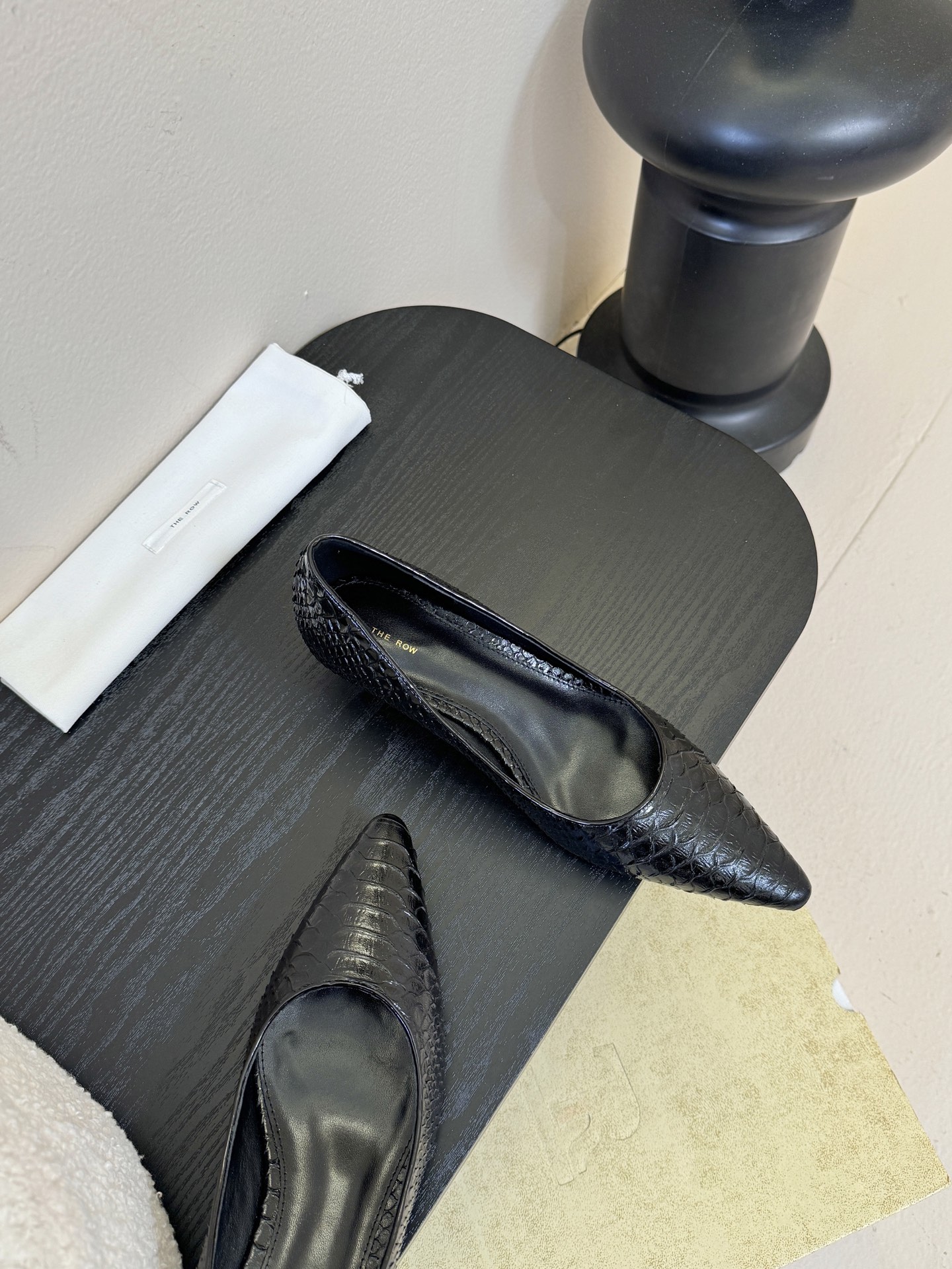 The row26春夏法式复古简易蛇纹尖头猫跟高跟单鞋！复古气质女王 整个鞋型简约大气，很干净利落又好搭