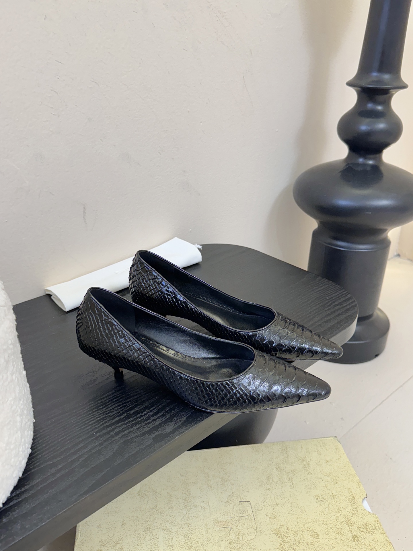 The row26春夏法式复古简易蛇纹尖头猫跟高跟单鞋！复古气质女王 整个鞋型简约大气，很干净利落又好搭