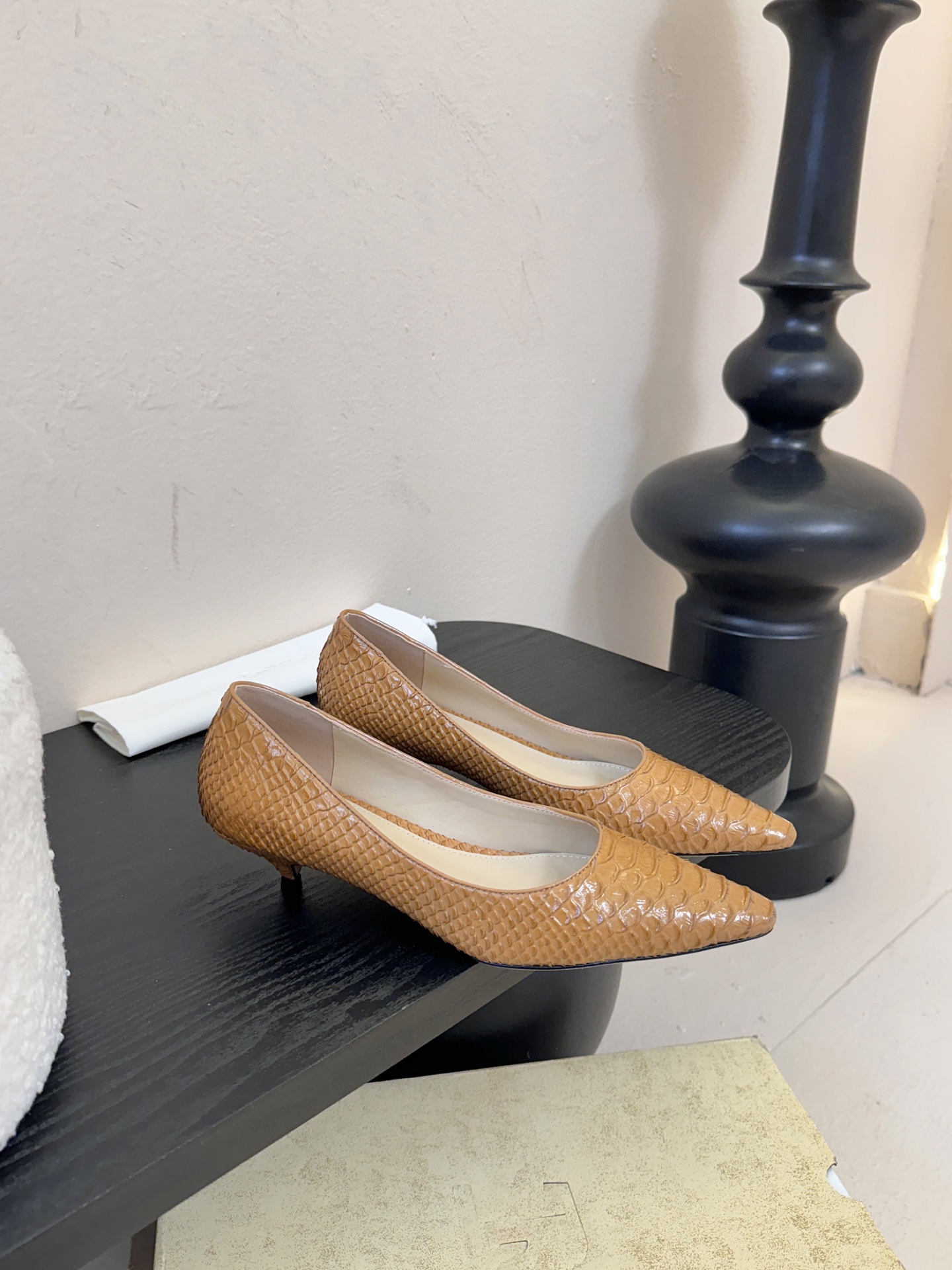 The row26春夏法式复古简易蛇纹尖头猫跟高跟单鞋！复古气质女王 整个鞋型简约大气，很干净利落又好搭