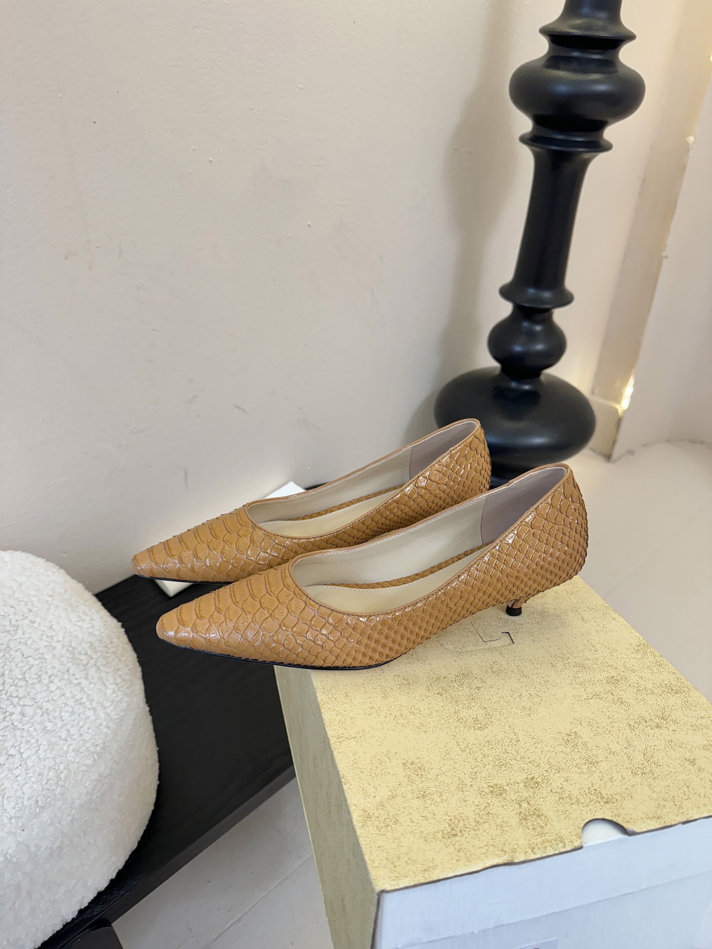 The row26春夏法式复古简易蛇纹尖头猫跟高跟单鞋！复古气质女王 整个鞋型简约大气，很干净利落又好搭