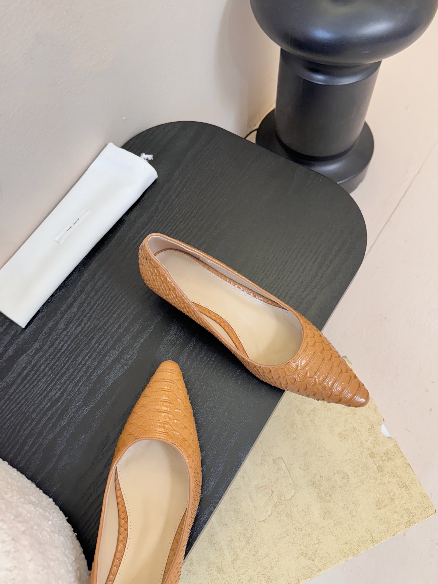 The row26春夏法式复古简易蛇纹尖头猫跟高跟单鞋！复古气质女王 整个鞋型简约大气，很干净利落又好搭