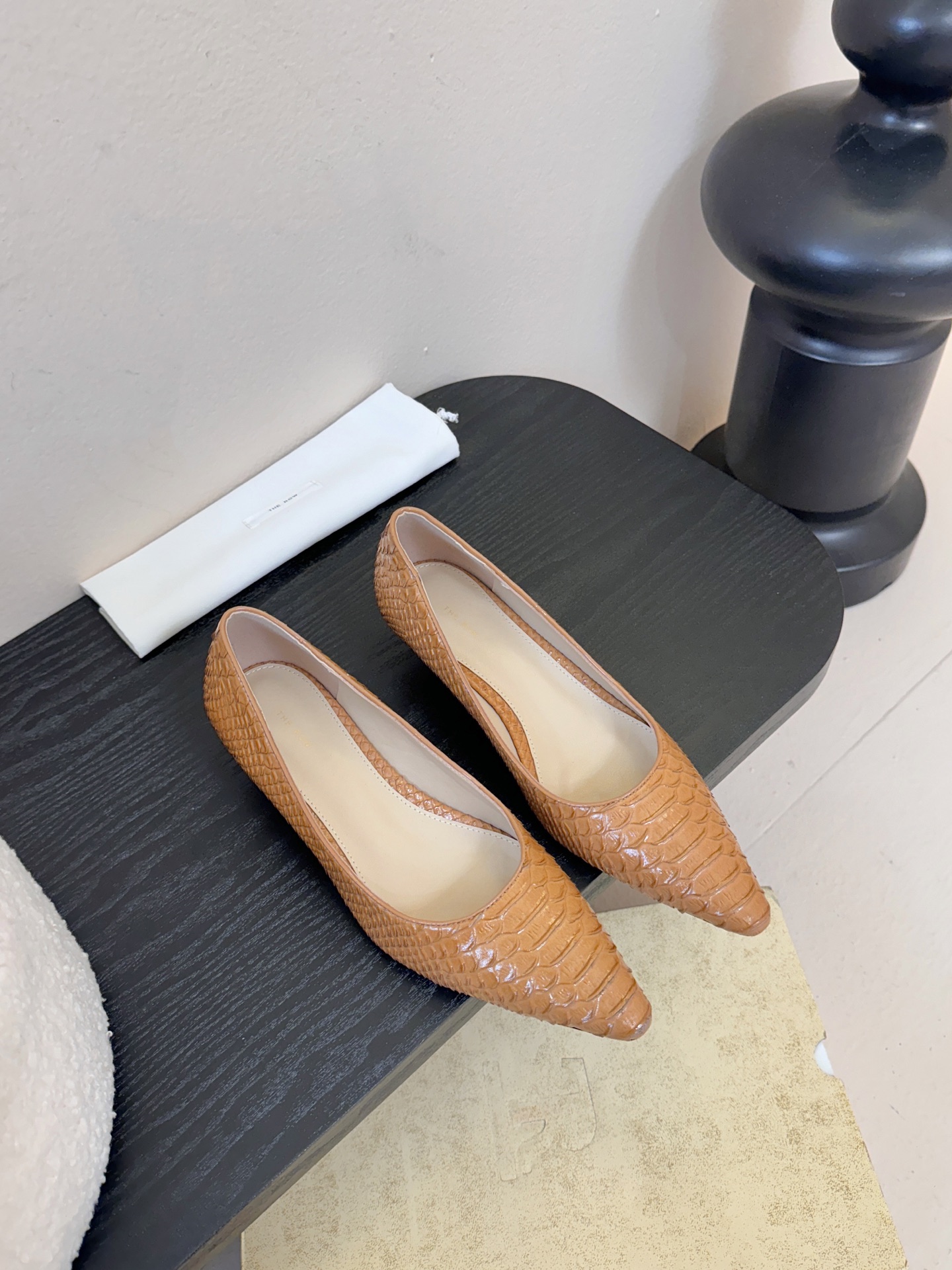 The row26春夏法式复古简易蛇纹尖头猫跟高跟单鞋！复古气质女王 整个鞋型简约大气，很干净利落又好搭