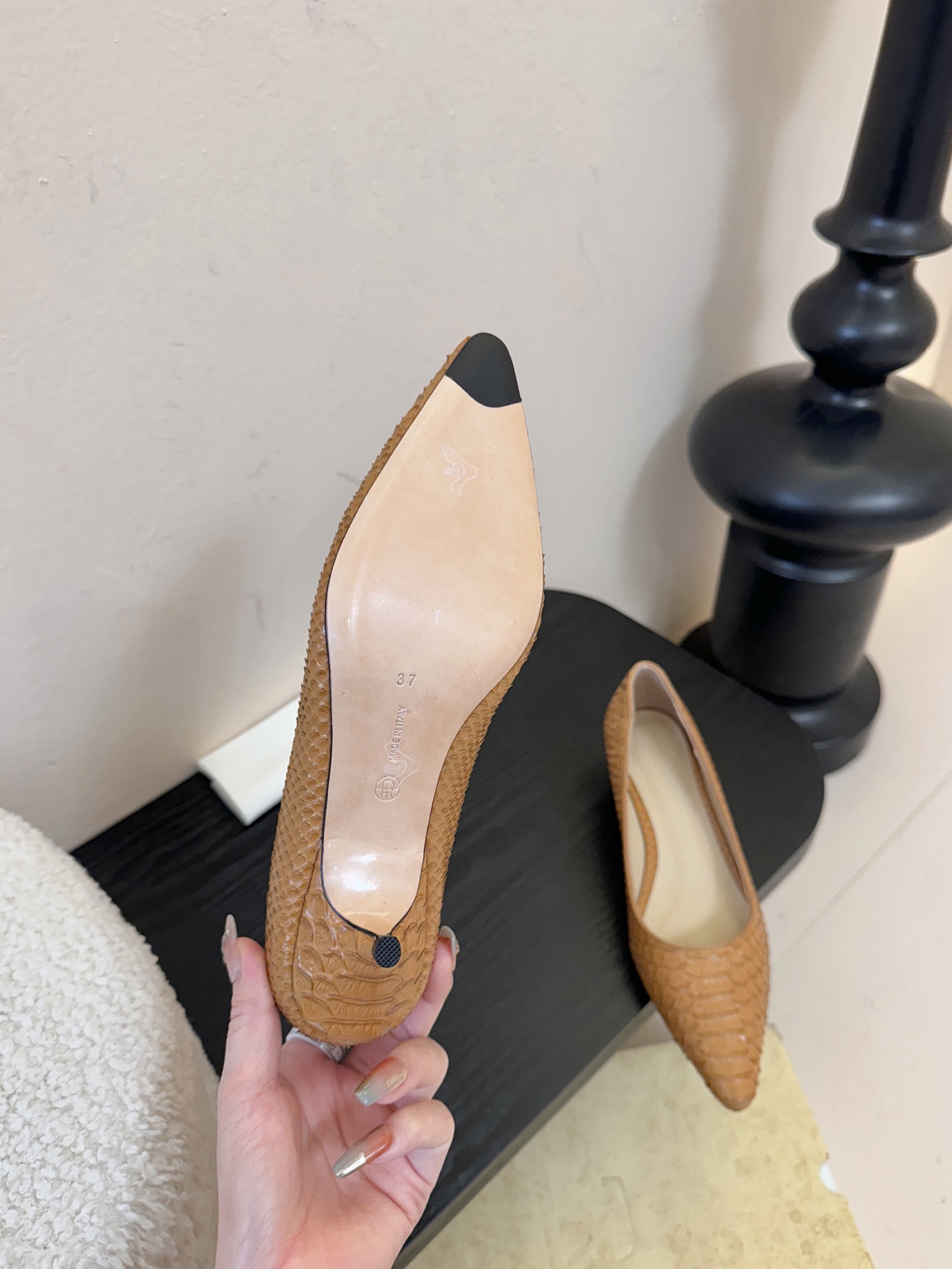 The row26春夏法式复古简易蛇纹尖头猫跟高跟单鞋！复古气质女王 整个鞋型简约大气，很干净利落又好搭