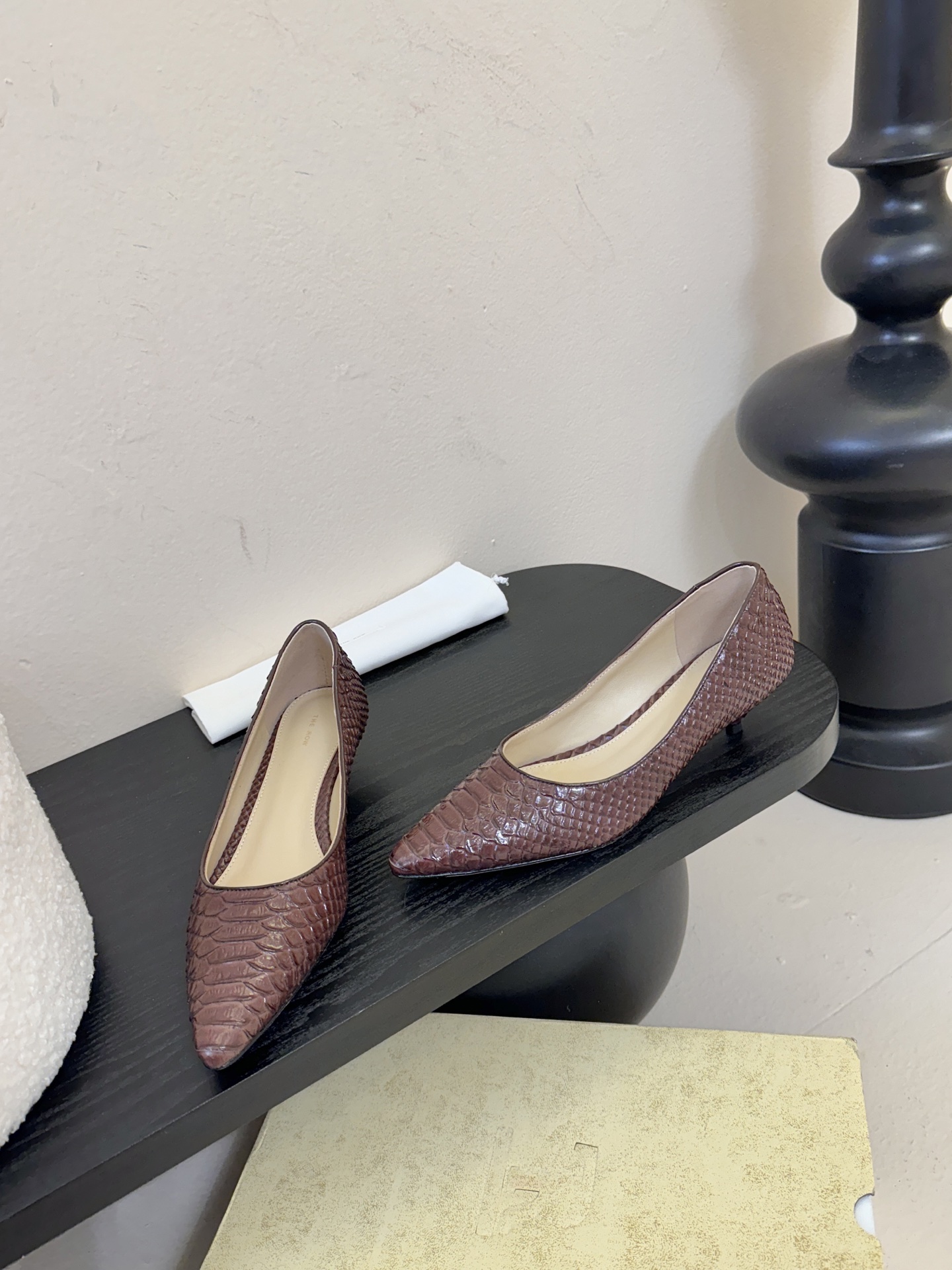 The row26春夏法式复古简易蛇纹尖头猫跟高跟单鞋！复古气质女王 整个鞋型简约大气，很干净利落又好搭