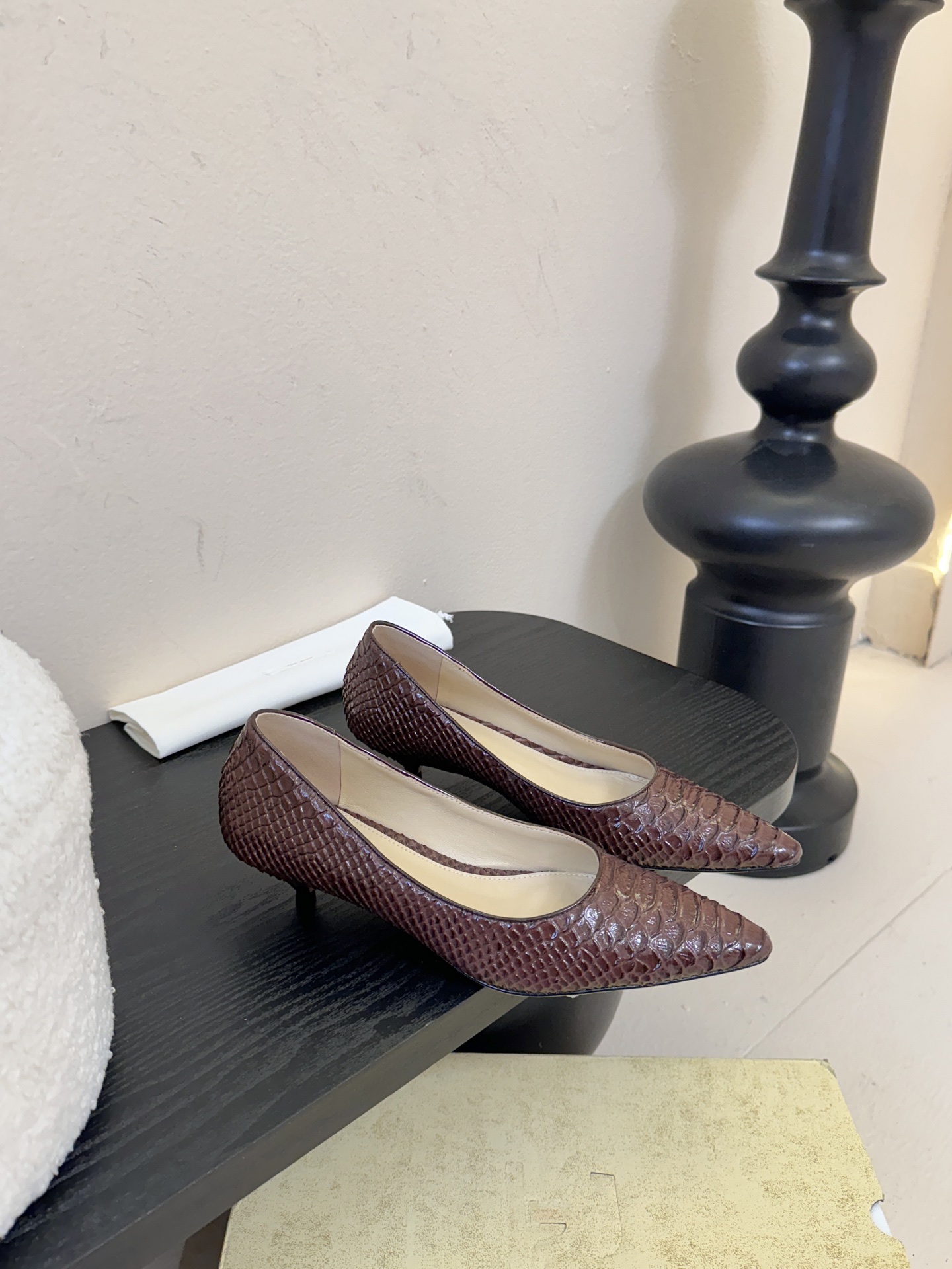 The row26春夏法式复古简易蛇纹尖头猫跟高跟单鞋！复古气质女王 整个鞋型简约大气，很干净利落又好搭