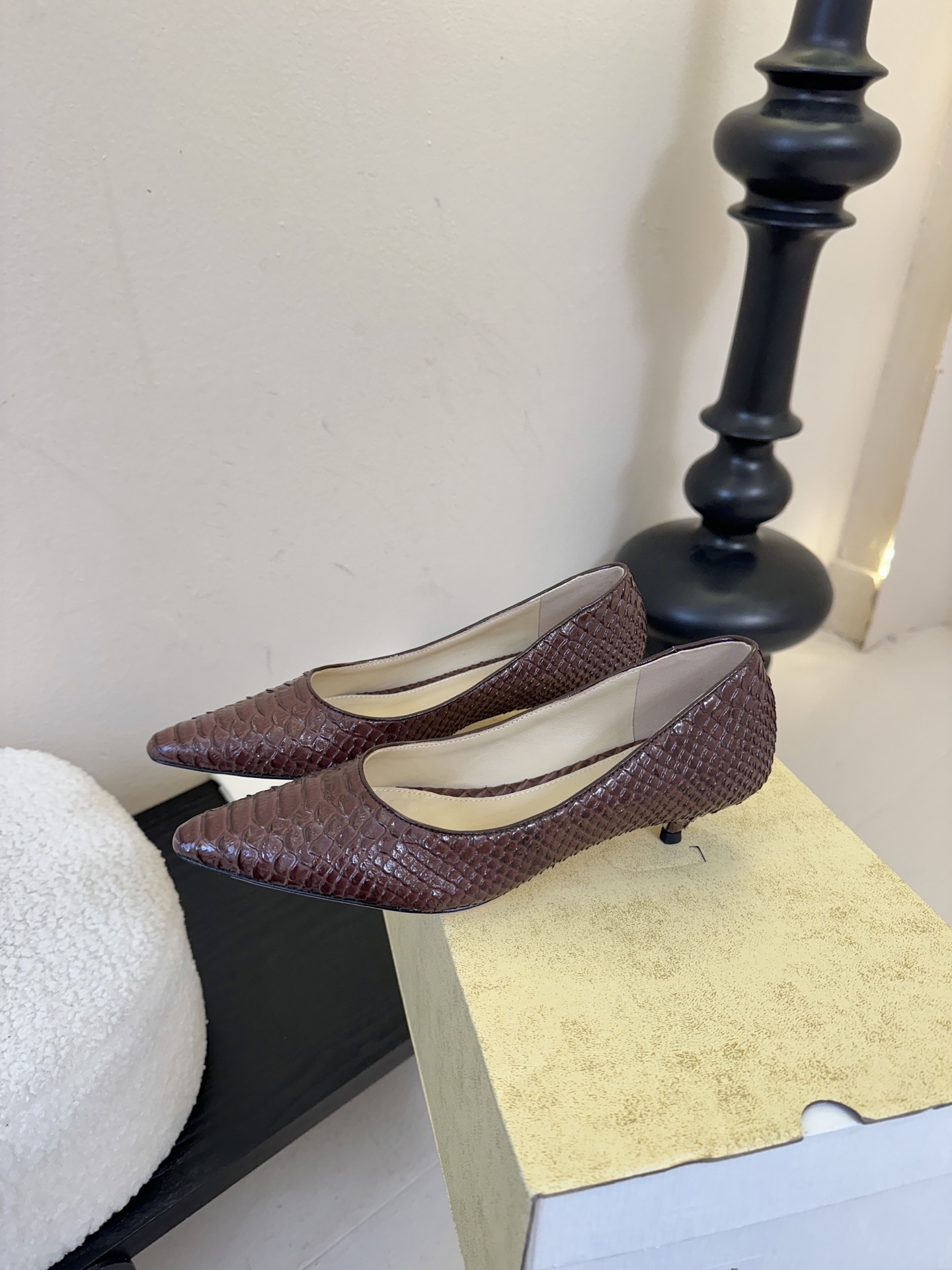 The row26春夏法式复古简易蛇纹尖头猫跟高跟单鞋！复古气质女王 整个鞋型简约大气，很干净利落又好搭