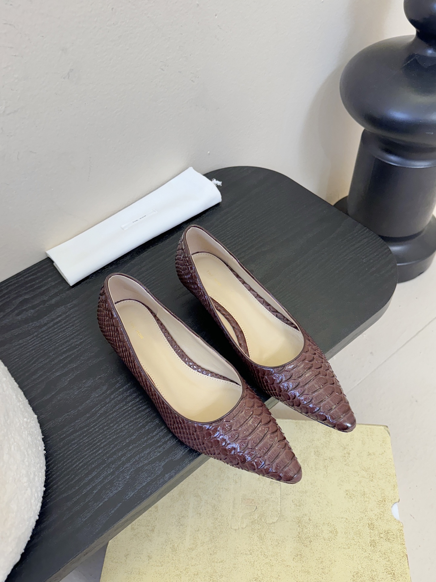 The row26春夏法式复古简易蛇纹尖头猫跟高跟单鞋！复古气质女王 整个鞋型简约大气，很干净利落又好搭