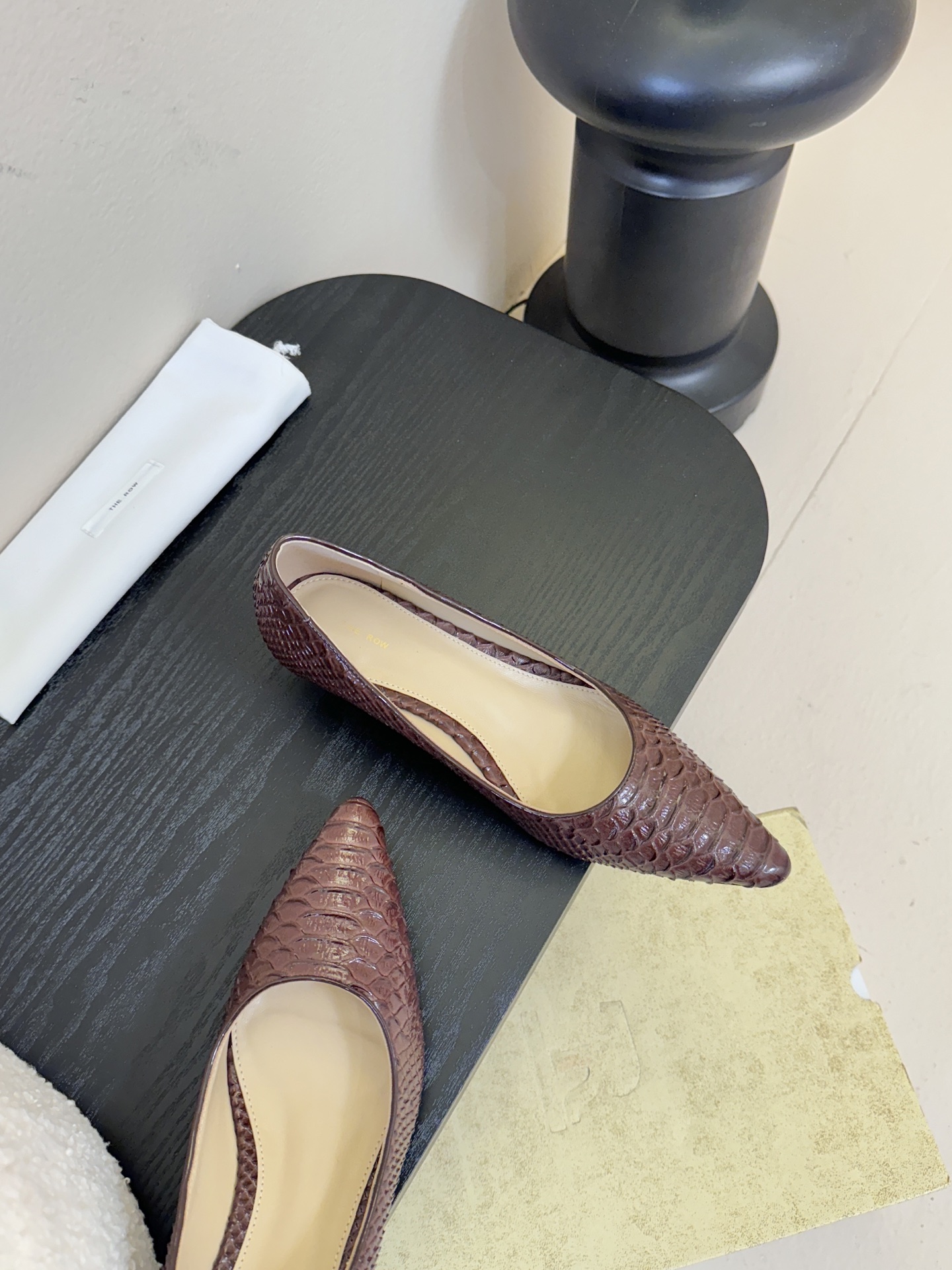 The row26春夏法式复古简易蛇纹尖头猫跟高跟单鞋！复古气质女王 整个鞋型简约大气，很干净利落又好搭