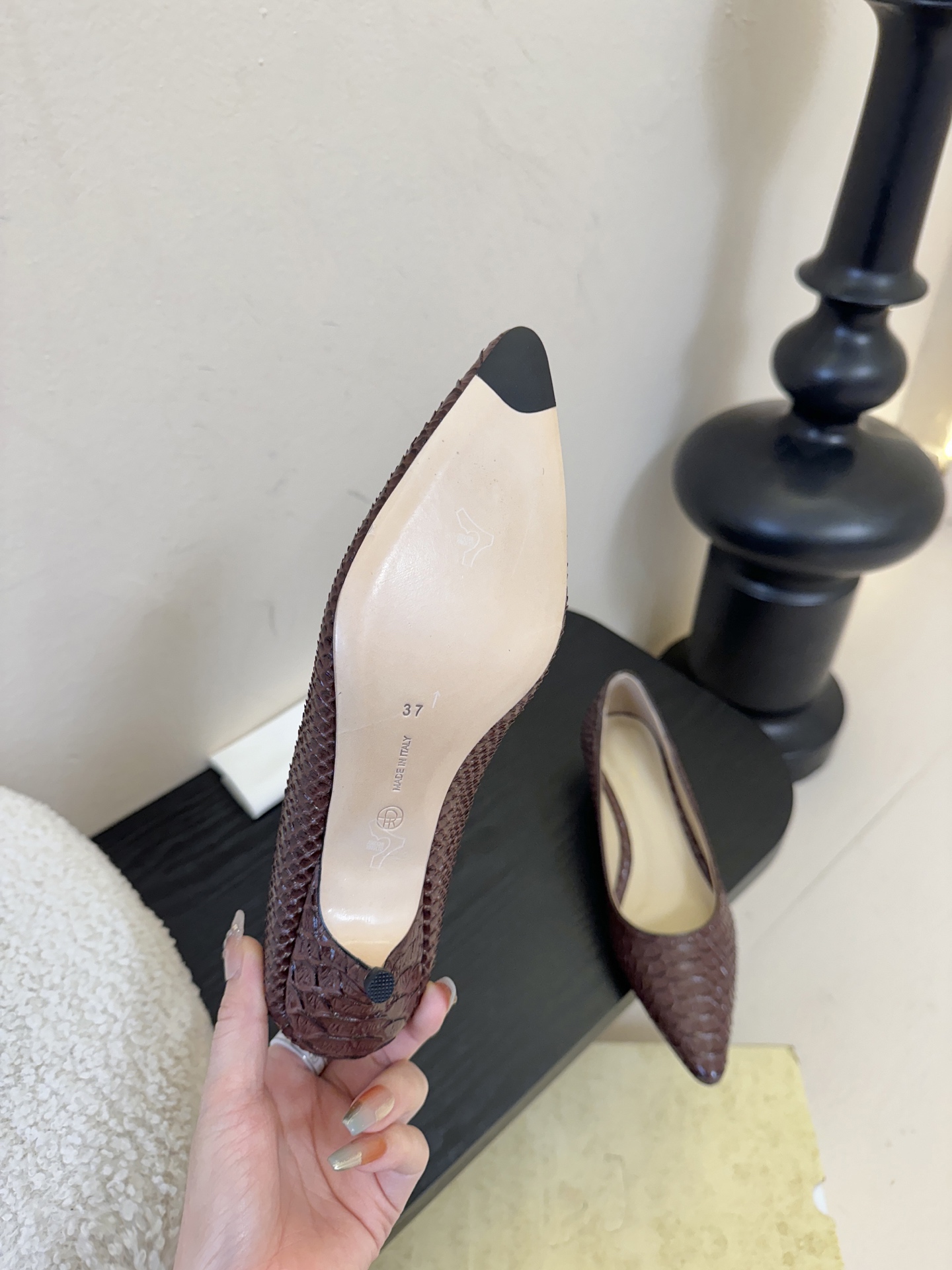 The row26春夏法式复古简易蛇纹尖头猫跟高跟单鞋！复古气质女王 整个鞋型简约大气，很干净利落又好搭