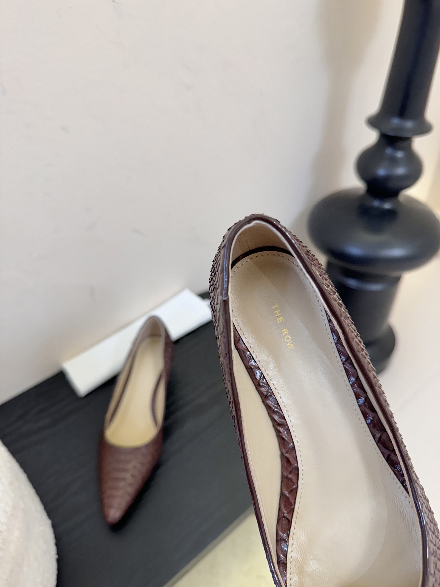 The row26春夏法式复古简易蛇纹尖头猫跟高跟单鞋！复古气质女王 整个鞋型简约大气，很干净利落又好搭