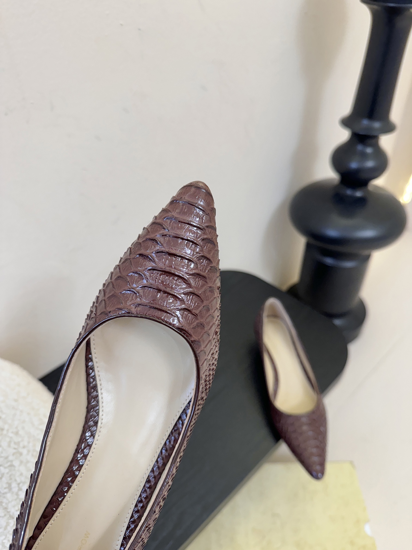 The row26春夏法式复古简易蛇纹尖头猫跟高跟单鞋！复古气质女王 整个鞋型简约大气，很干净利落又好搭