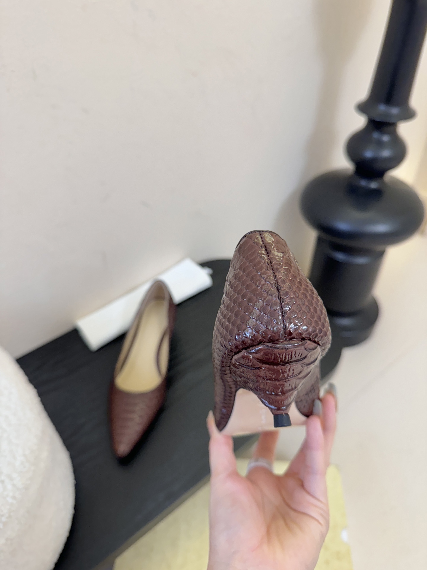 The row26春夏法式复古简易蛇纹尖头猫跟高跟单鞋！复古气质女王 整个鞋型简约大气，很干净利落又好搭