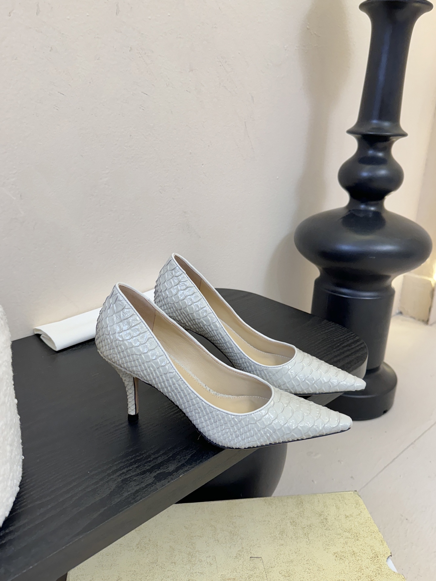 The row26春夏法式复古简易蛇纹尖头猫跟高跟单鞋！复古气质女王 整个鞋型简约大气，很干净利落又好搭