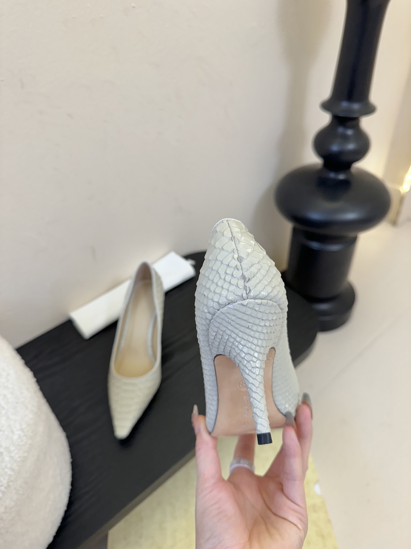 The row26春夏法式复古简易蛇纹尖头猫跟高跟单鞋！复古气质女王 整个鞋型简约大气，很干净利落又好搭