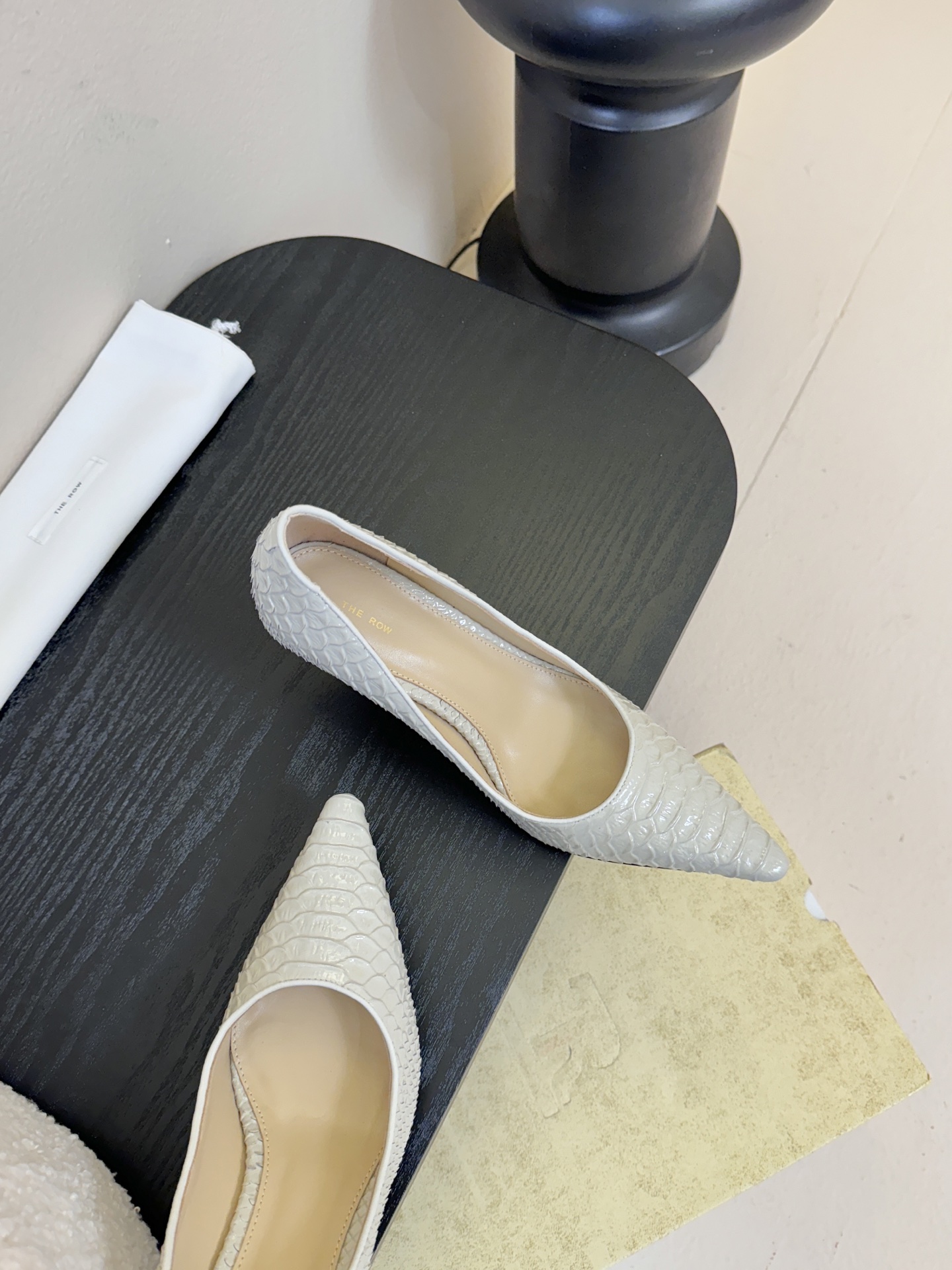 The row26春夏法式复古简易蛇纹尖头猫跟高跟单鞋！复古气质女王 整个鞋型简约大气，很干净利落又好搭