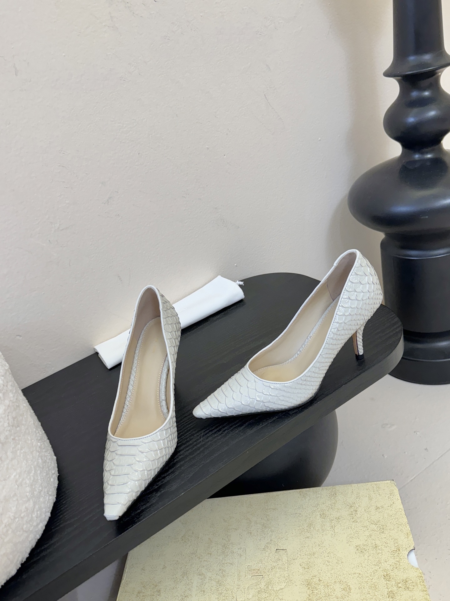 The row26春夏法式复古简易蛇纹尖头猫跟高跟单鞋！复古气质女王 整个鞋型简约大气，很干净利落又好搭